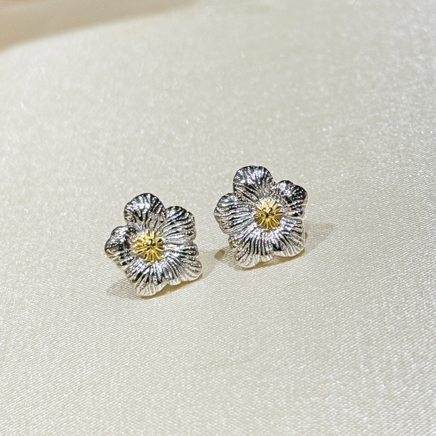 
A6541 👑爆款 中古系列🌼Vintage 小雏菊 磨砂拉丝耳钉  复古浪漫每一次佩戴，都是一次与时