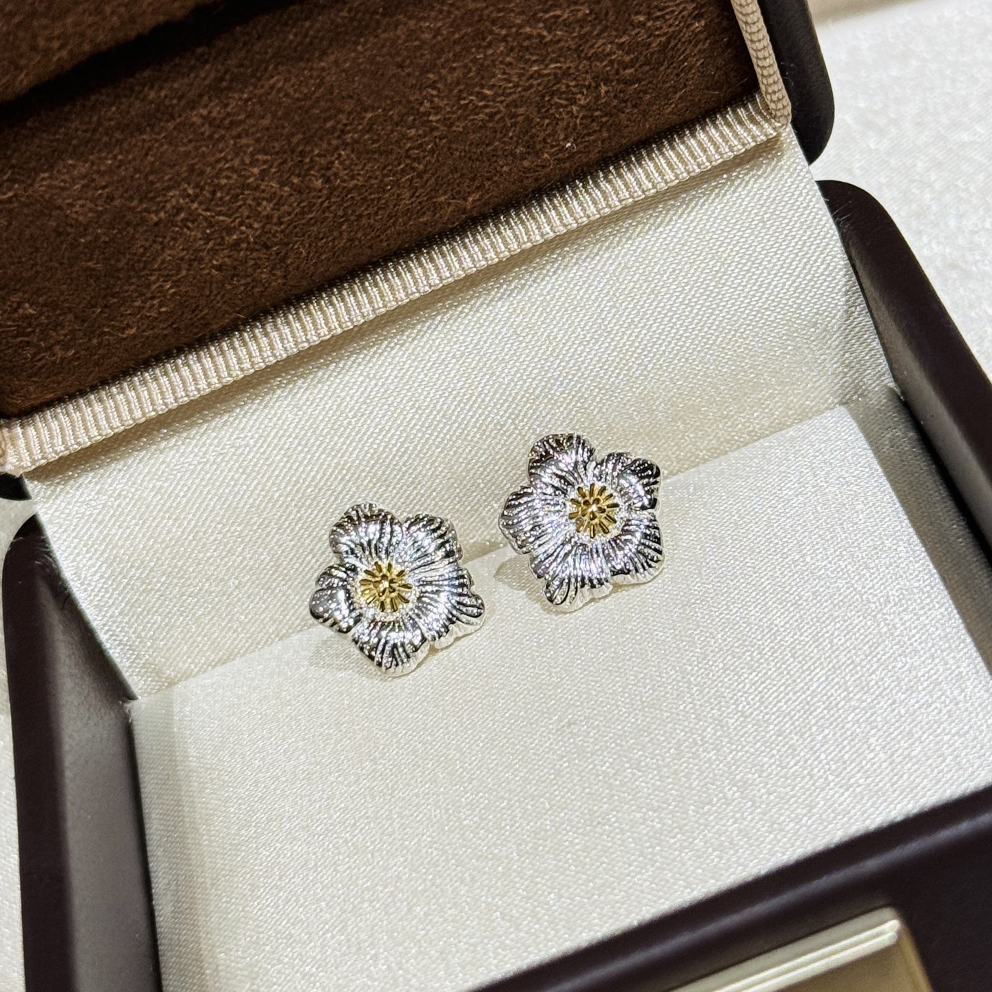 
A6541 👑爆款 中古系列🌼Vintage 小雏菊 磨砂拉丝耳钉  复古浪漫每一次佩戴，都是一次与时