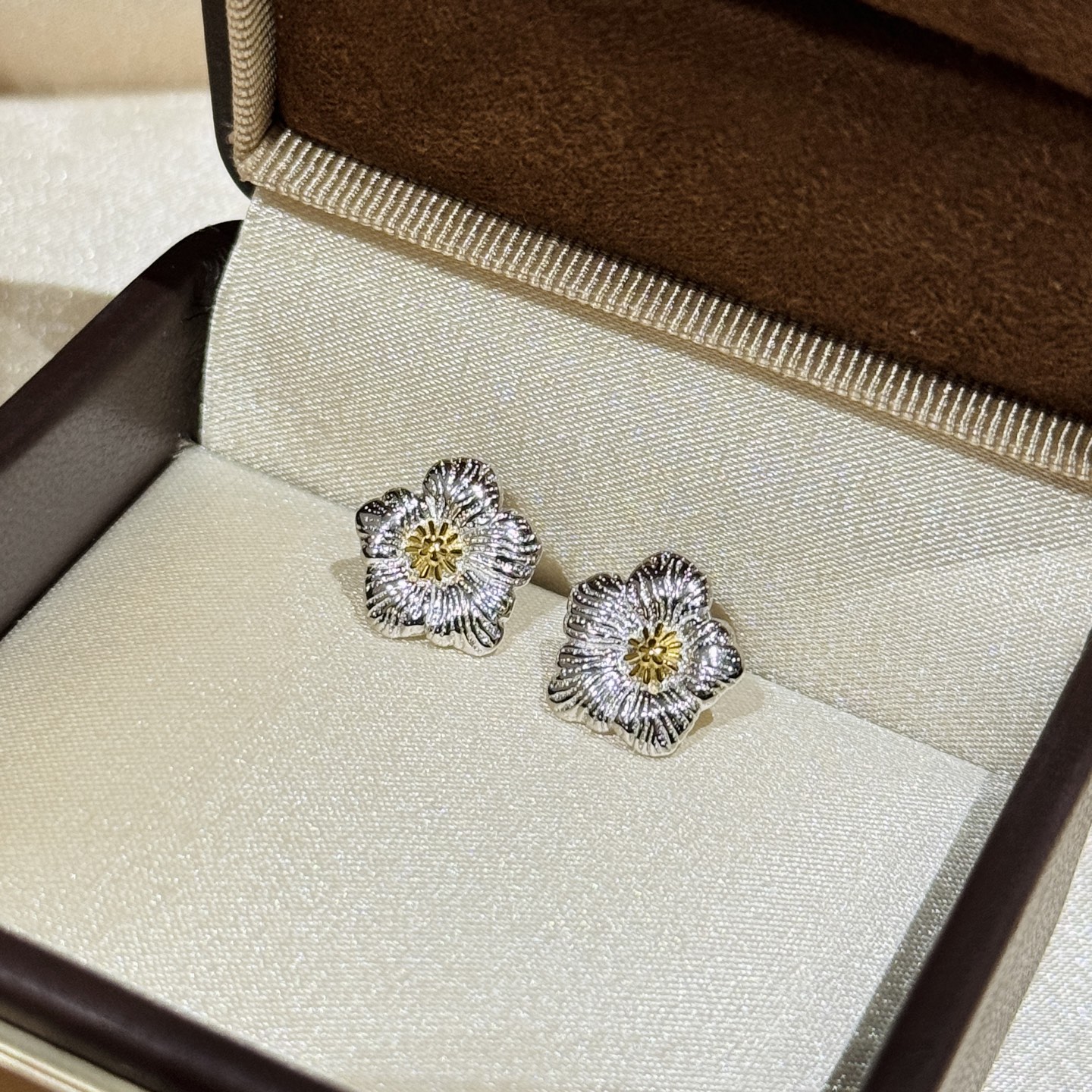 
A6541 👑爆款 中古系列🌼Vintage 小雏菊 磨砂拉丝耳钉  复古浪漫每一次佩戴，都是一次与时