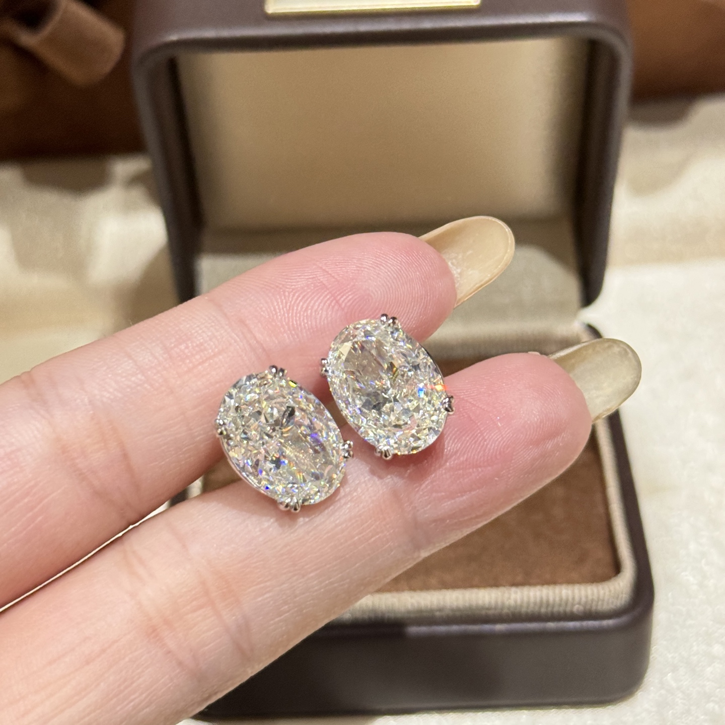 
 A6642  👑 【仿真钻】五克拉 鸽子蛋 钻石💎拉丝耳钉 用钻石的切割工艺来切割人工钻，一定要入了