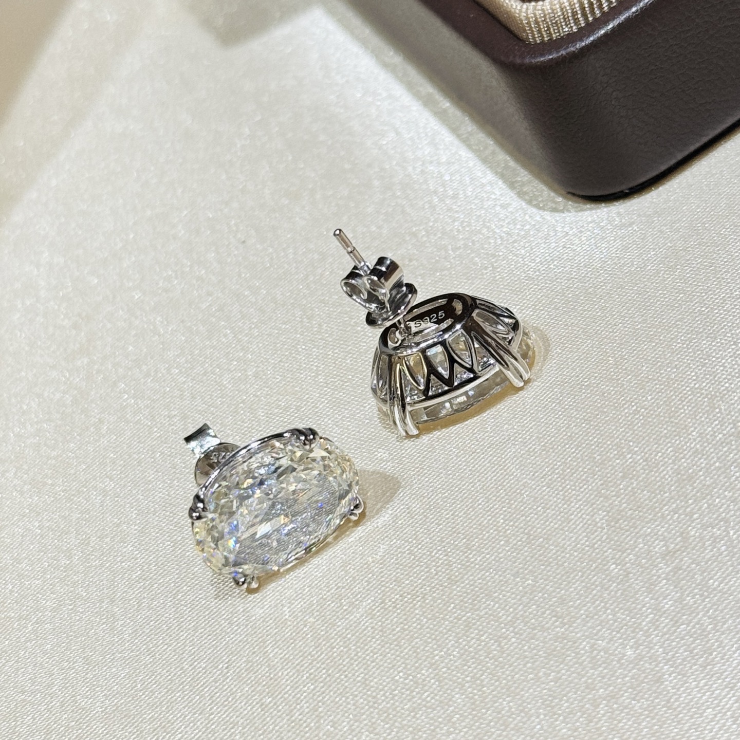 
 A6642  👑 【仿真钻】五克拉 鸽子蛋 钻石💎拉丝耳钉 用钻石的切割工艺来切割人工钻，一定要入了