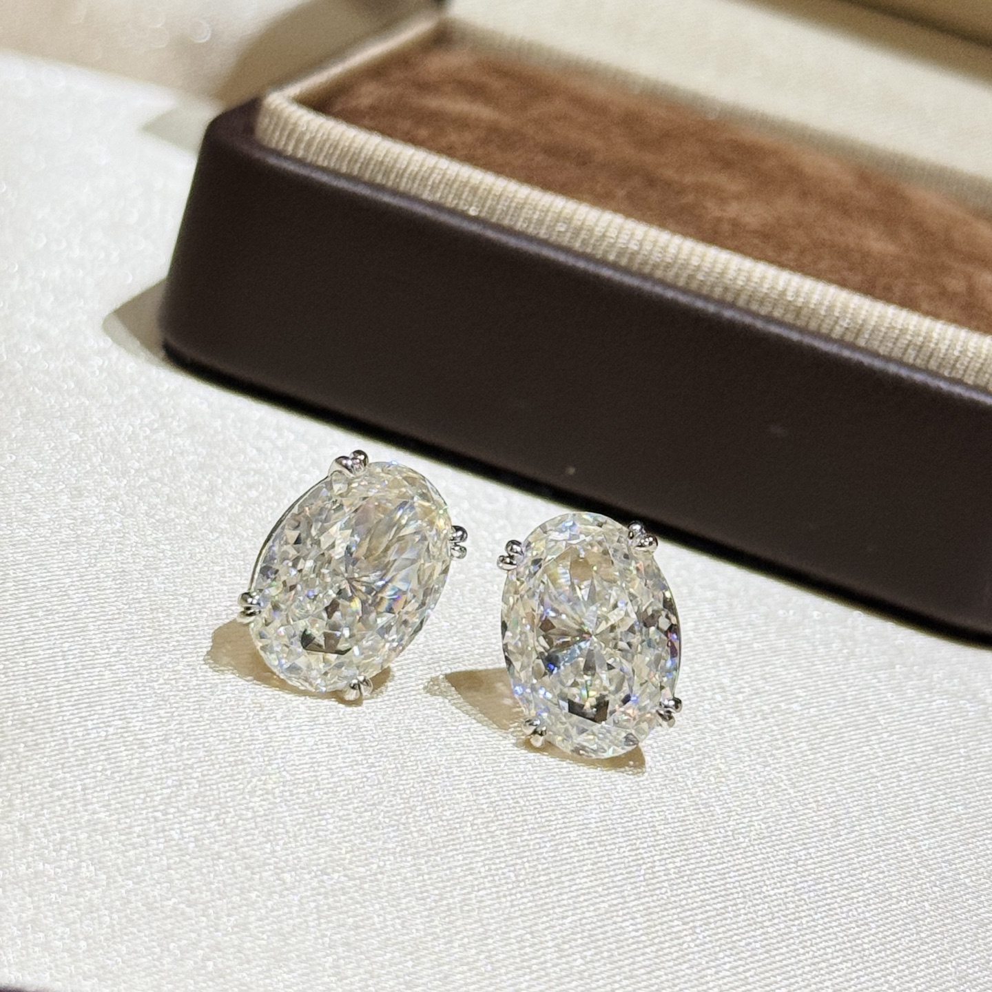 
 A6642  👑 【仿真钻】五克拉 鸽子蛋 钻石💎拉丝耳钉 用钻石的切割工艺来切割人工钻，一定要入了