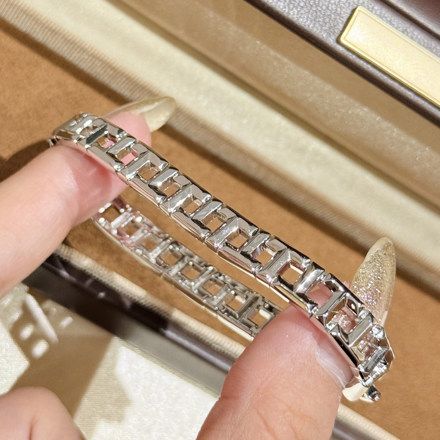 
S0025 👄T家  秋冬新品 T系列 镂空 光面手链 各大网红同款 主推新品 超百搭的一款单品 人手