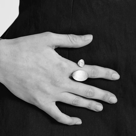 
A6232    👑爆款 经典 简约 椭圆形拉丝 半钻 开口戒指💍 做的细腻拉丝，有绸缎的光泽感。  