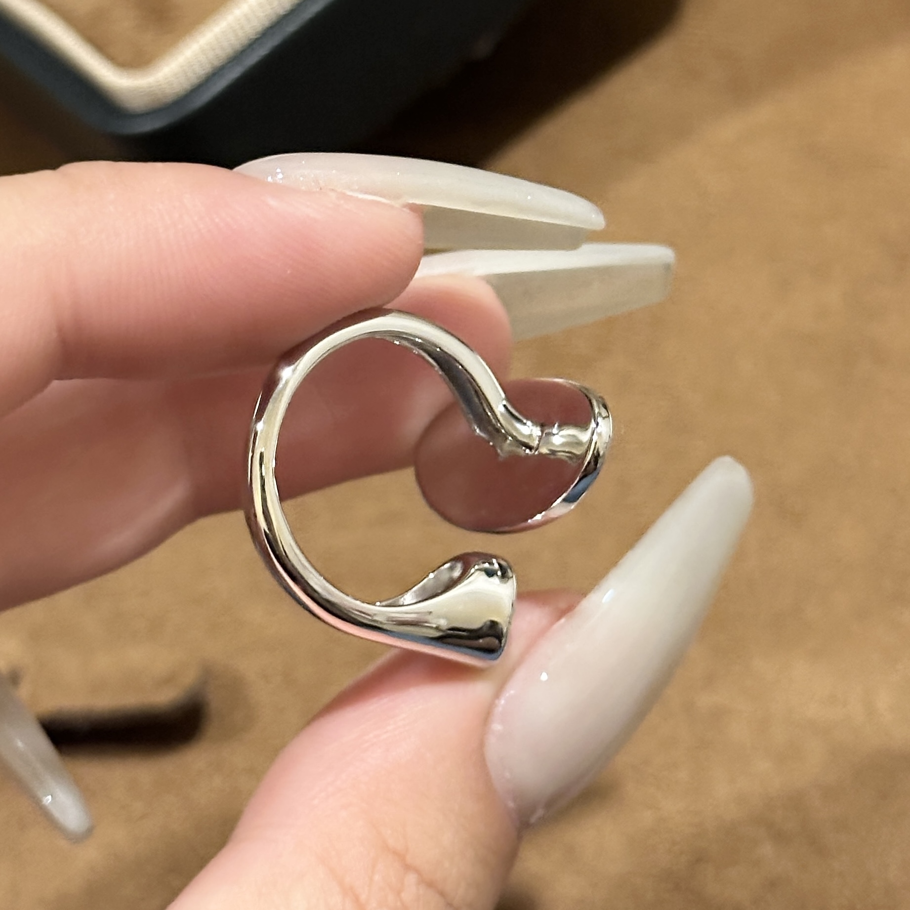 
A6232    👑爆款 经典 简约 椭圆形拉丝 半钻 开口戒指💍 做的细腻拉丝，有绸缎的光泽感。  