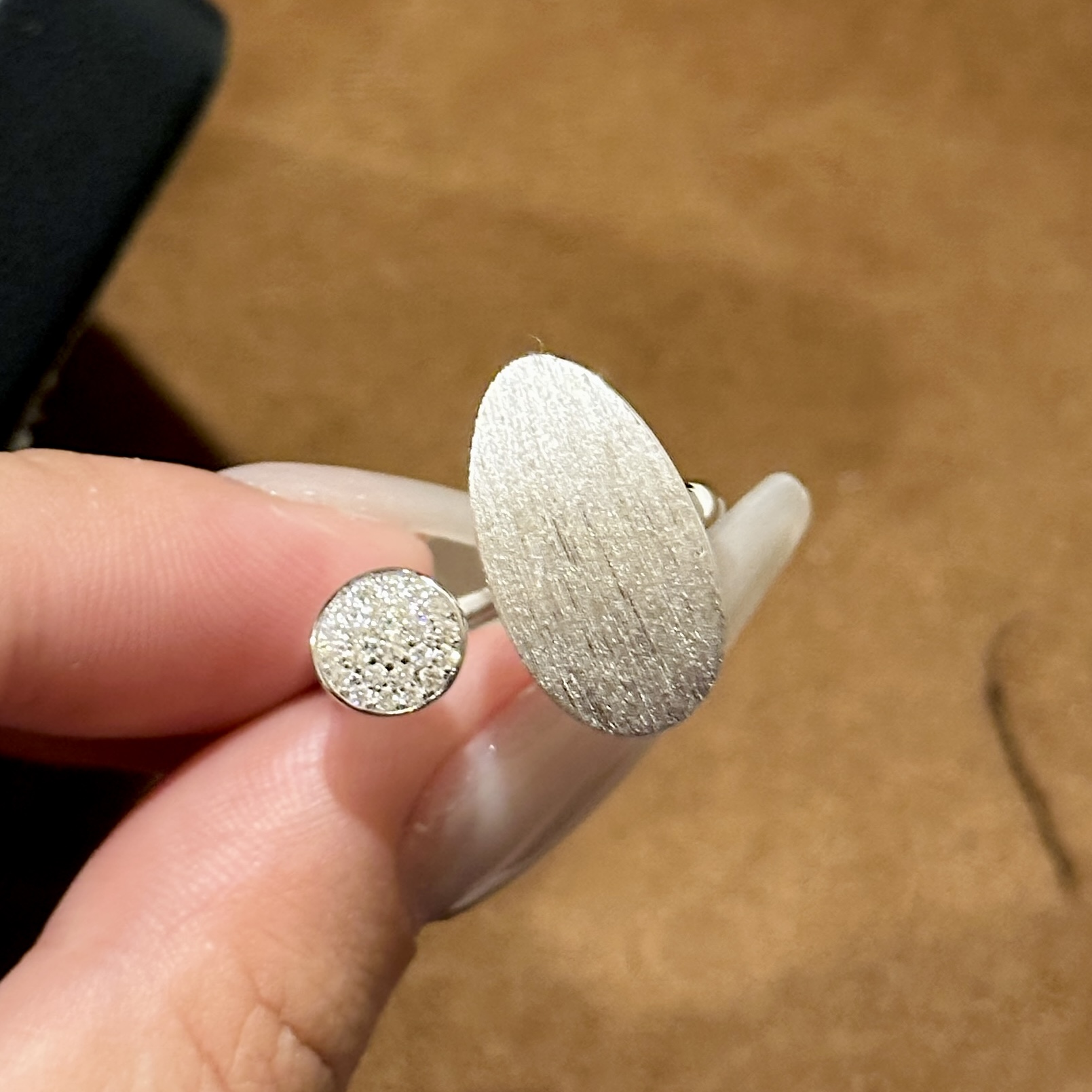 
A6232    👑爆款 经典 简约 椭圆形拉丝 半钻 开口戒指💍 做的细腻拉丝，有绸缎的光泽感。  