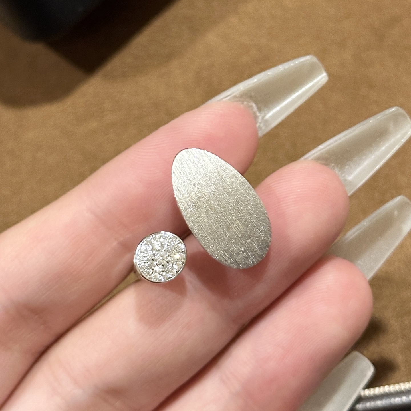 
A6232    👑爆款 经典 简约 椭圆形拉丝 半钻 开口戒指💍 做的细腻拉丝，有绸缎的光泽感。  