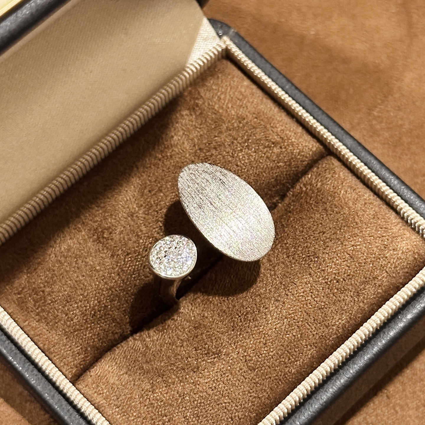 
A6232    👑爆款 经典 简约 椭圆形拉丝 半钻 开口戒指💍 做的细腻拉丝，有绸缎的光泽感。  