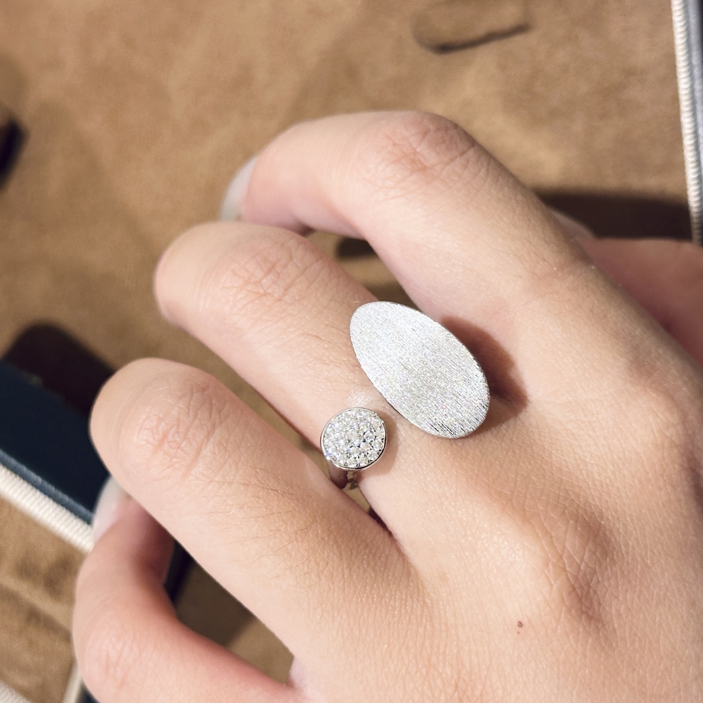 
A6232    👑爆款 经典 简约 椭圆形拉丝 半钻 开口戒指💍 做的细腻拉丝，有绸缎的光泽感。  