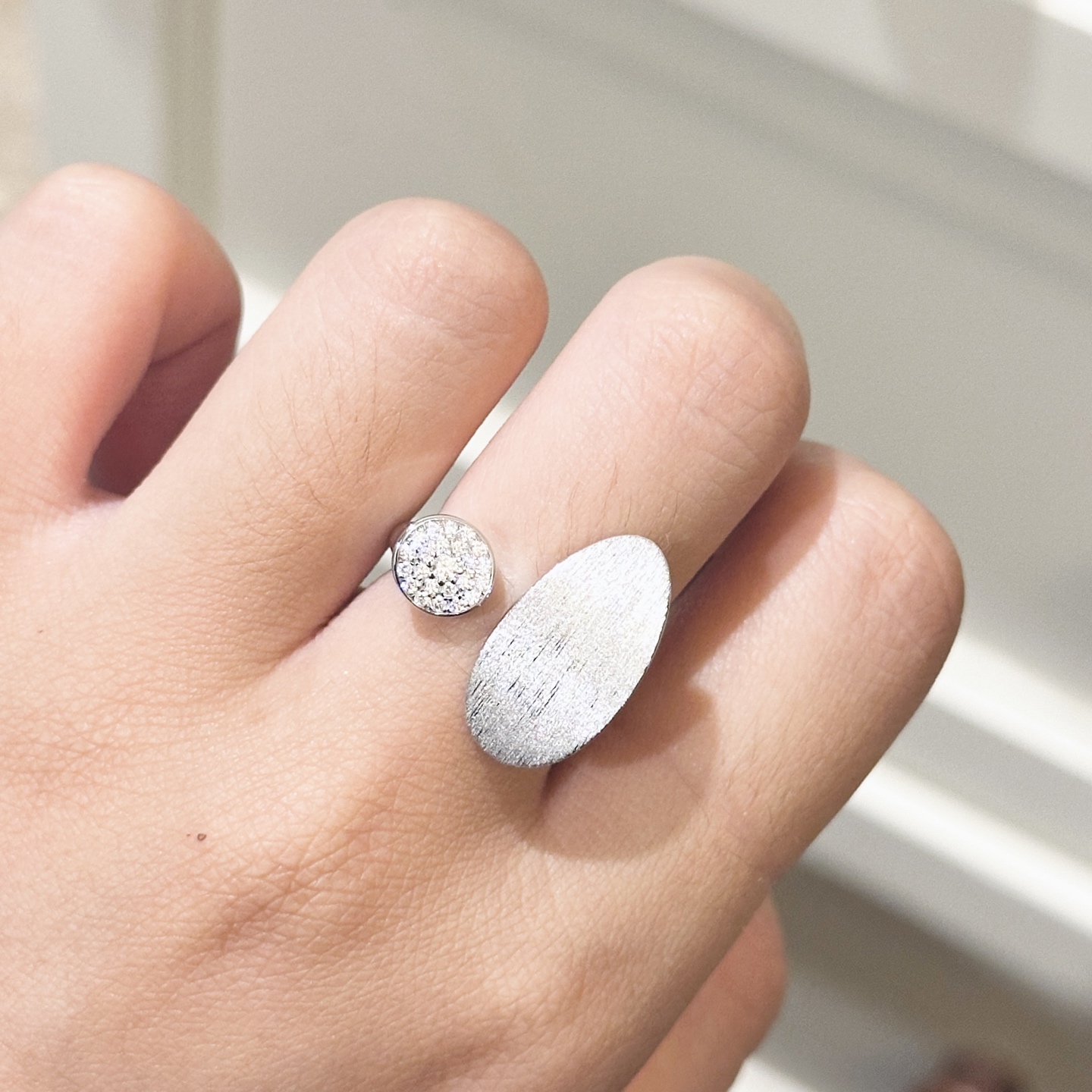 
A6232    👑爆款 经典 简约 椭圆形拉丝 半钻 开口戒指💍 做的细腻拉丝，有绸缎的光泽感。  