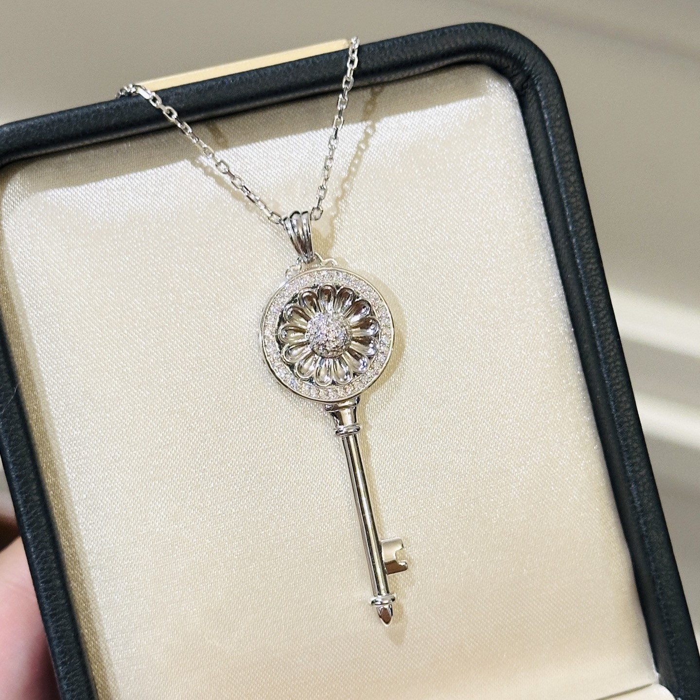 
A6644  👑大牌 新品 时来运转 可转动太阳花 钥匙 项链 中间分件设计可转动 高端 通体925纯