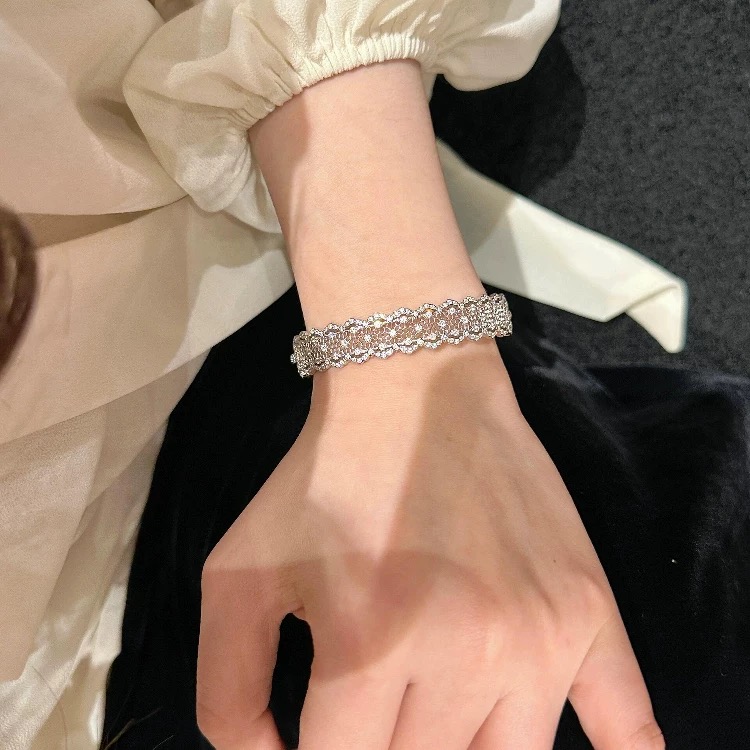 
A6680  👑 独立设计师 中古风 古法纯银工艺 蕾丝 镂空开口手镯 法式复古轻奢高级感点钻满天星网
