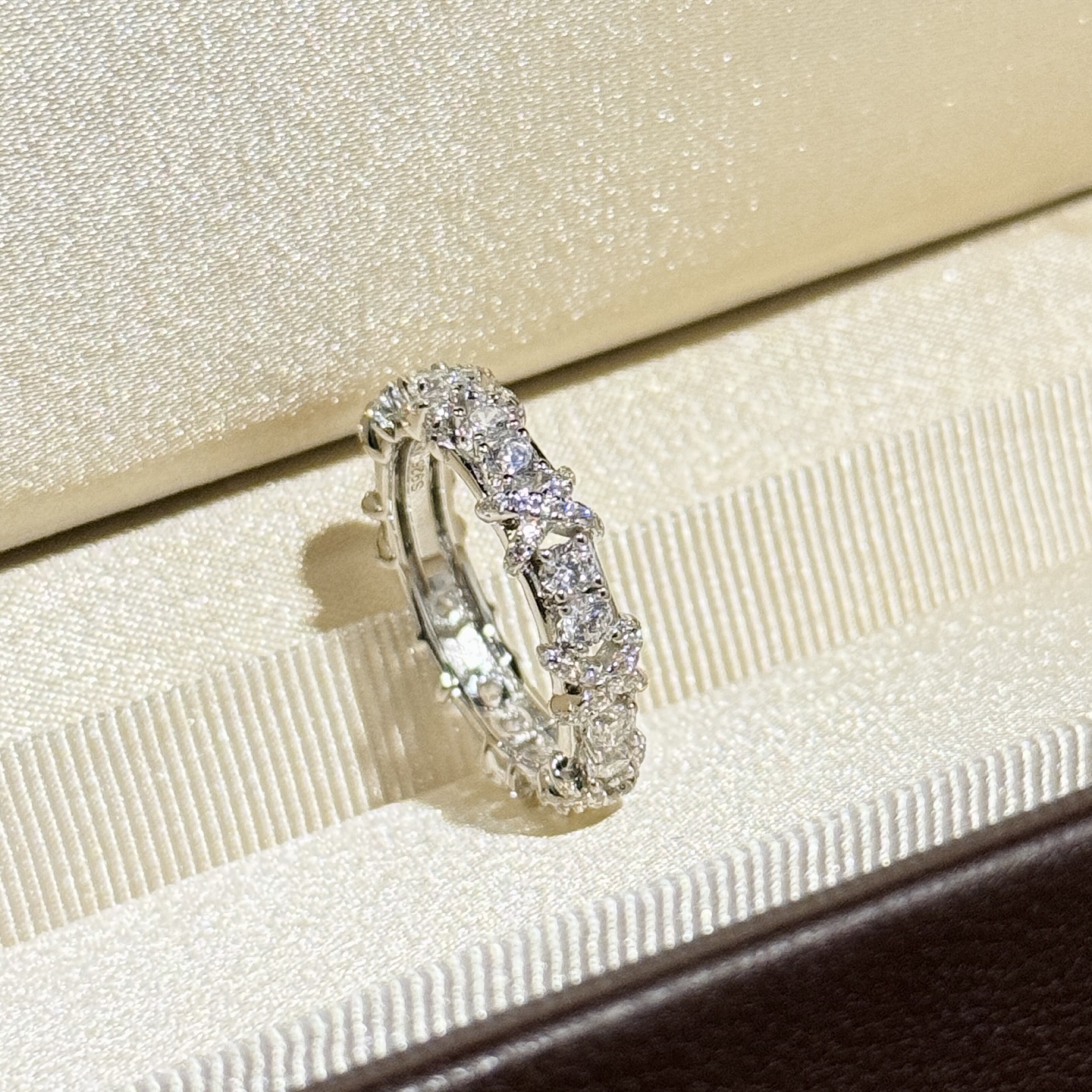 
A6700 👑T家火爆新款  十六钻 满钻交叉 戒指 超火爆💍  S925纯银镶嵌进口顶级锆石 ⬆️闪