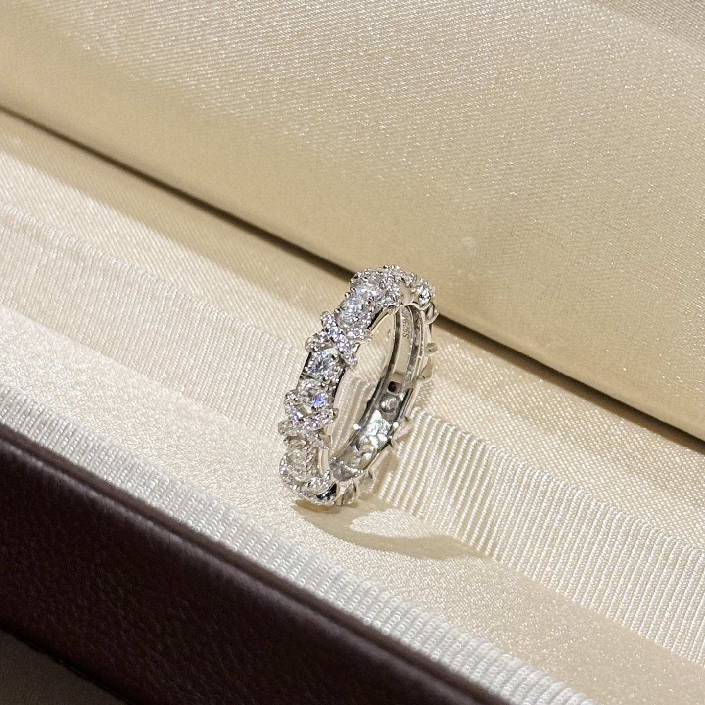 
A6700 👑T家火爆新款  十六钻 满钻交叉 戒指 超火爆💍  S925纯银镶嵌进口顶级锆石 ⬆️闪