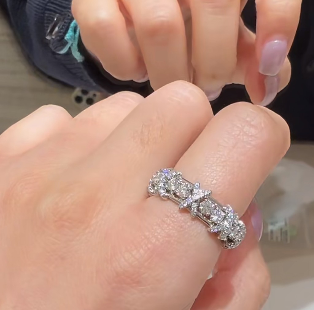 
A6700 👑T家火爆新款  十六钻 满钻交叉 戒指 超火爆💍  S925纯银镶嵌进口顶级锆石 ⬆️闪