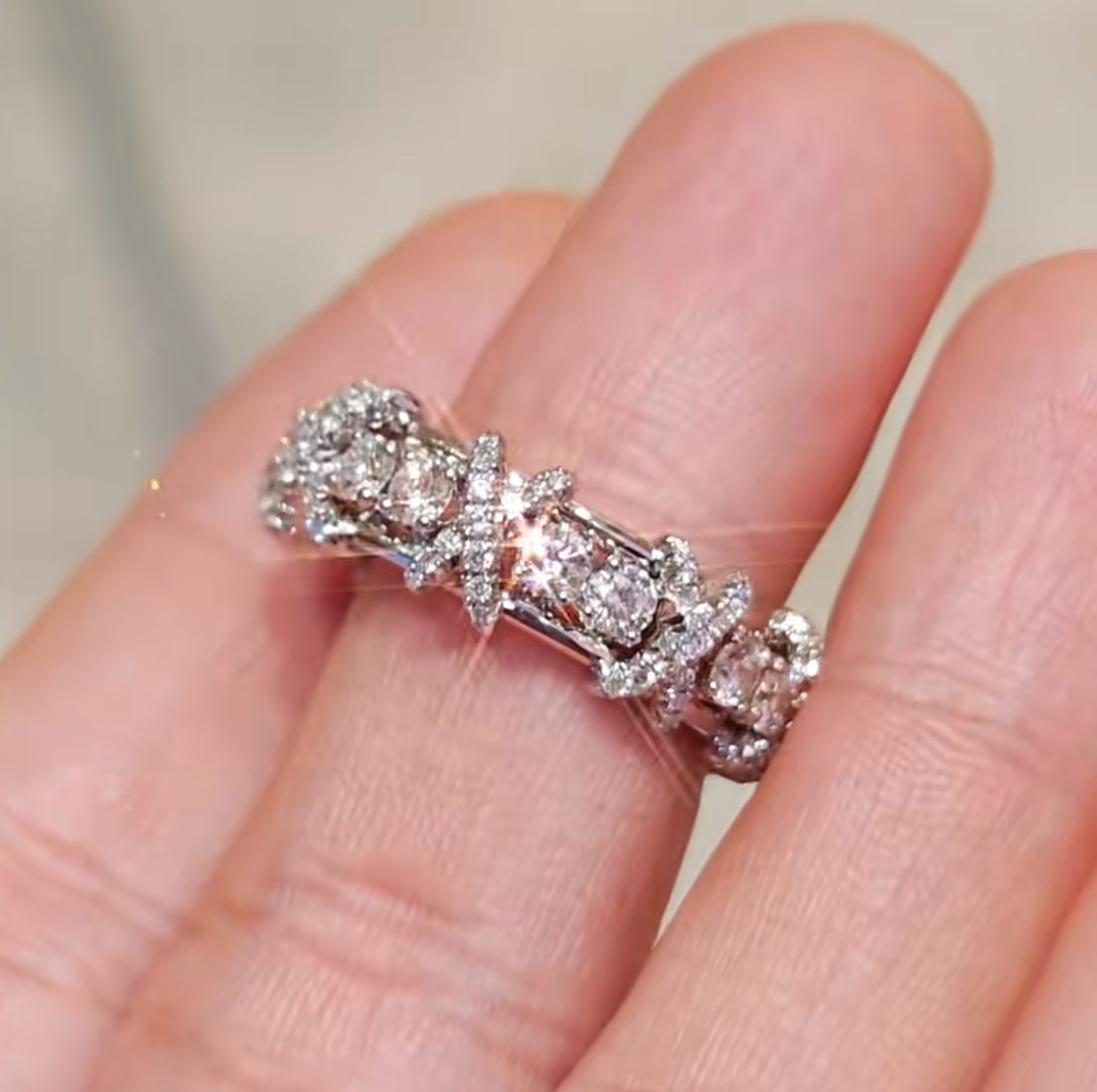 
A6700 👑T家火爆新款  十六钻 满钻交叉 戒指 超火爆💍  S925纯银镶嵌进口顶级锆石 ⬆️闪