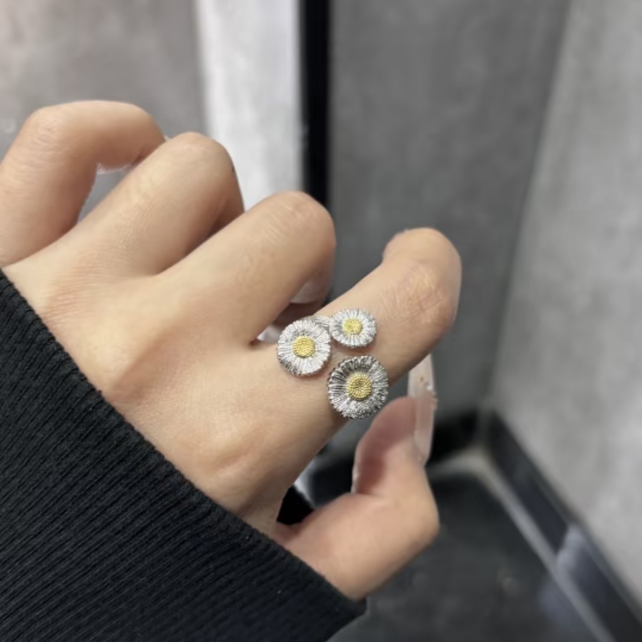 A6697 👑爆款 中古系列🌼Vintage 三花 小雏菊 磨砂戒指，绽放指尖的复古浪漫每一次佩戴，都是