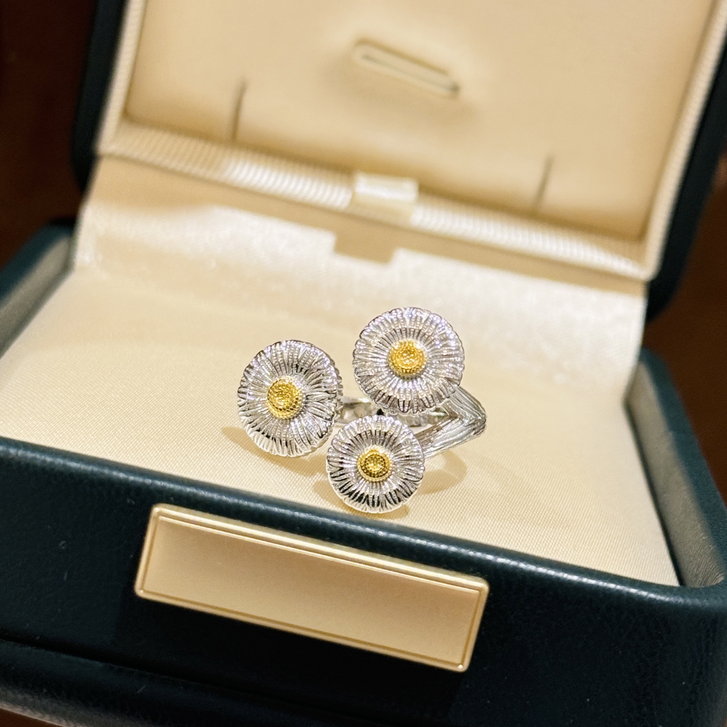 A6697 👑爆款 中古系列🌼Vintage 三花 小雏菊 磨砂戒指，绽放指尖的复古浪漫每一次佩戴，都是