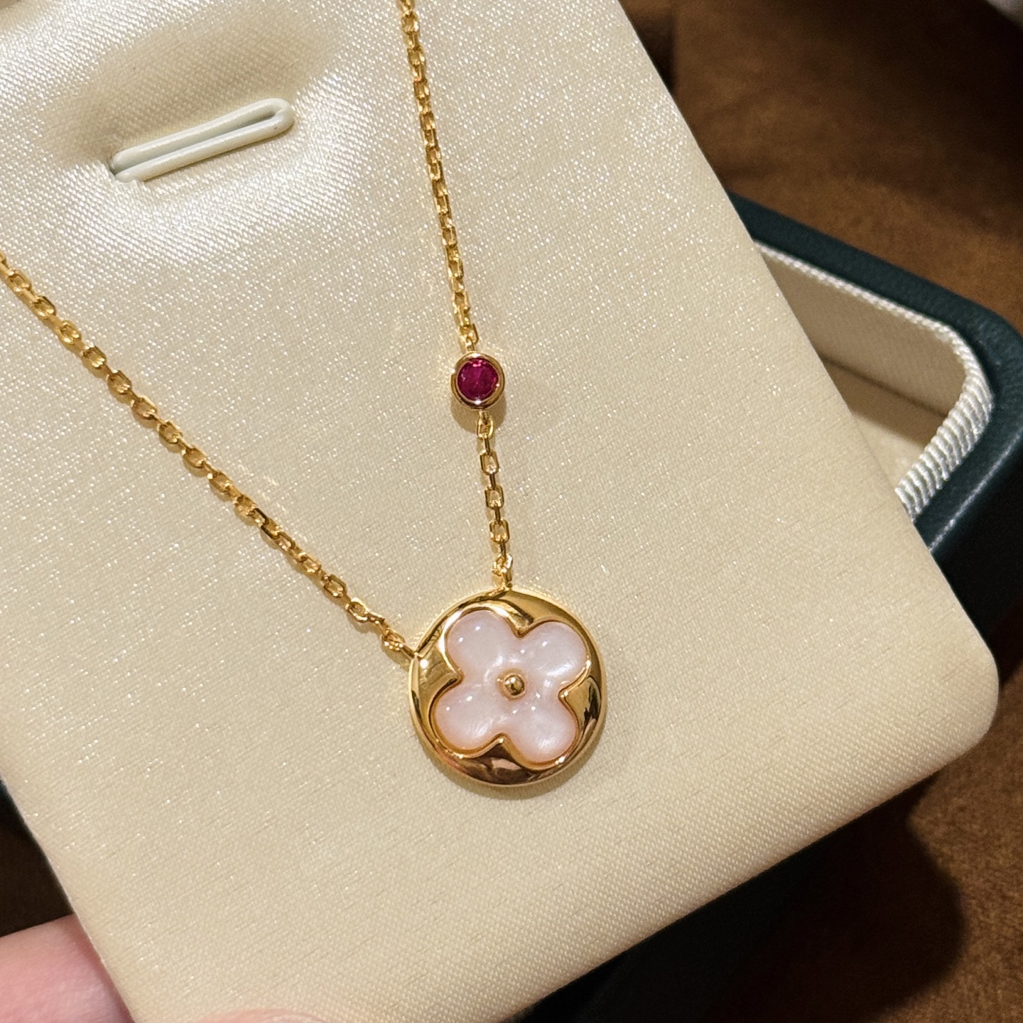 A6716 👑 时尚 大牌 驴家 新款 四叶草🍀 粉陶瓷 花朵 单钻项链 顶级品质 工艺精湛 高端S92
