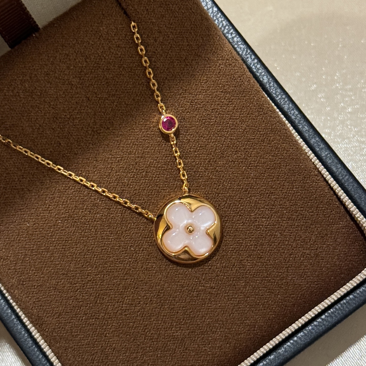 A6716 👑 时尚 大牌 驴家 新款 四叶草🍀 粉陶瓷 花朵 单钻项链 顶级品质 工艺精湛 高端S92