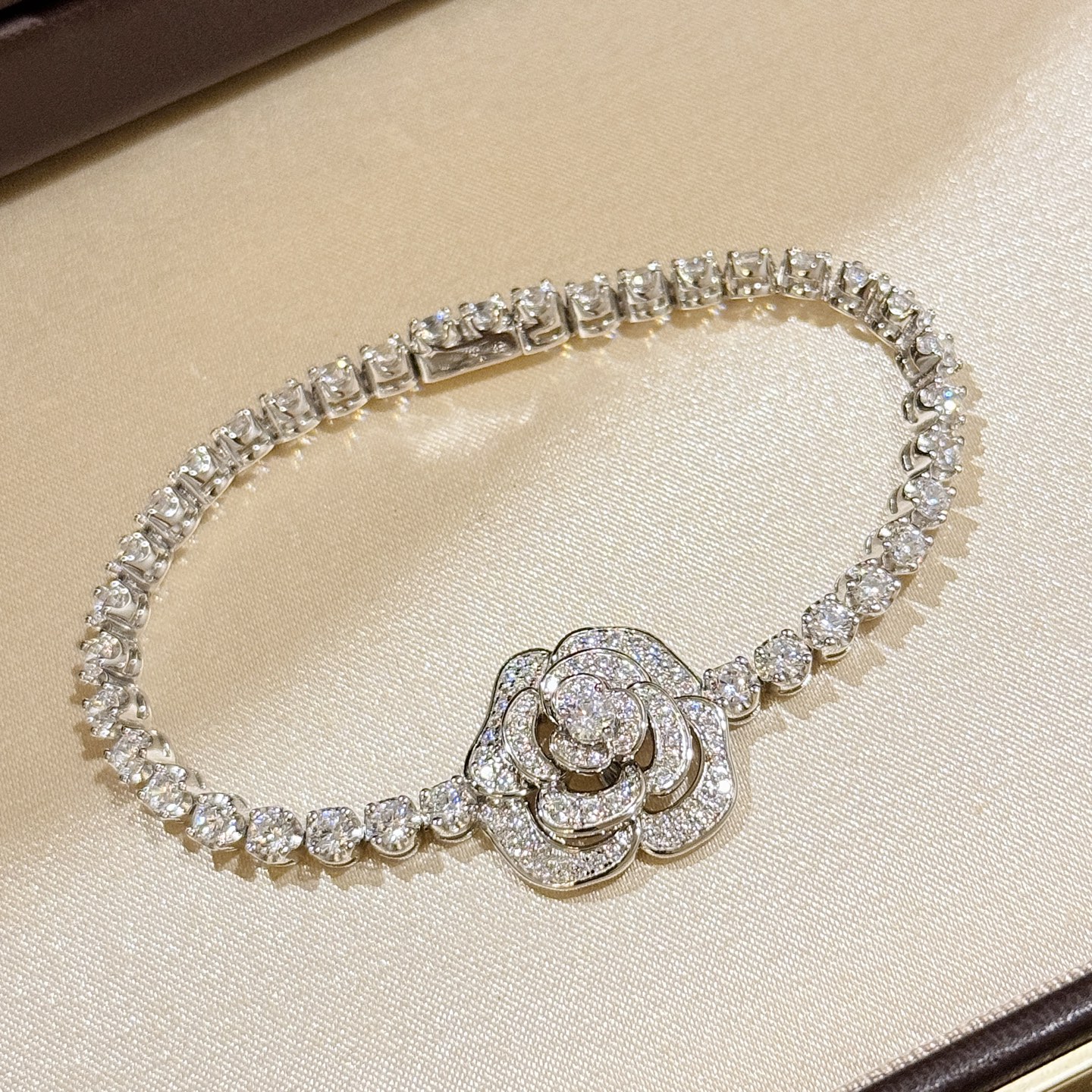 Hermès A6738 新款 高奢新品 满钻山茶花 排钻手链 通体S925纯银镶嵌厚金材质 非常非常非常的精美