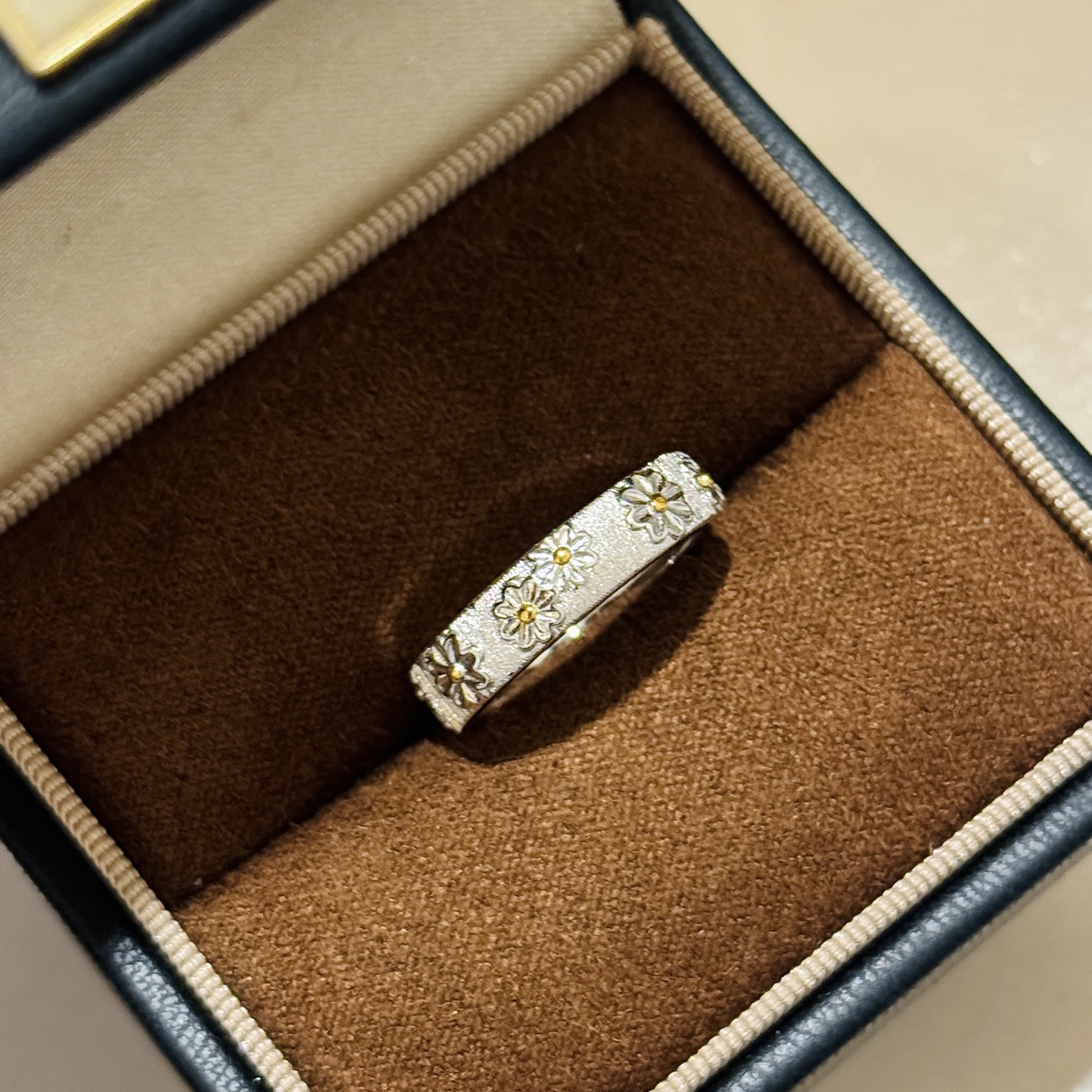 A6753 🌼🌼Estilo Buccellati margaritas 🌼🌼 pequeña flor amarilla 💡 anillo de arrastre ✨ diseño mate ⭐️ talla francesa…