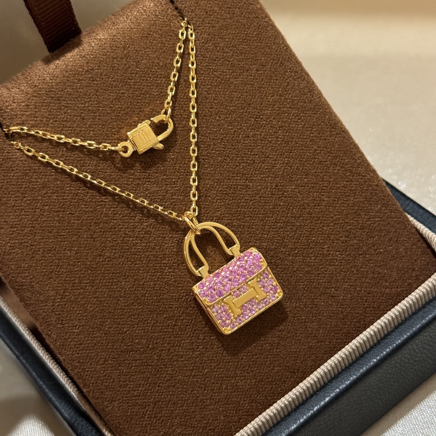 NO:386075,High-end version Rose red diamond Full diamond Kang Kang bag Necklace The highest level version on the market Super-sophisticated craftsmanship has been polished many times to achieve the highest cost-effectiveness and quality. It is made of imported German materials, electroplated thick gold rose gold necklace, jewelry quality, necklace19860909高端版 玫红钻 满钻 康康包包 项链 市面最高级别版本 超精工打造 经过多次打磨出最高性价比最高品质 采用德国进口材质电镀厚金 玫瑰金 项链,饰品精品,necklace,Jewelry