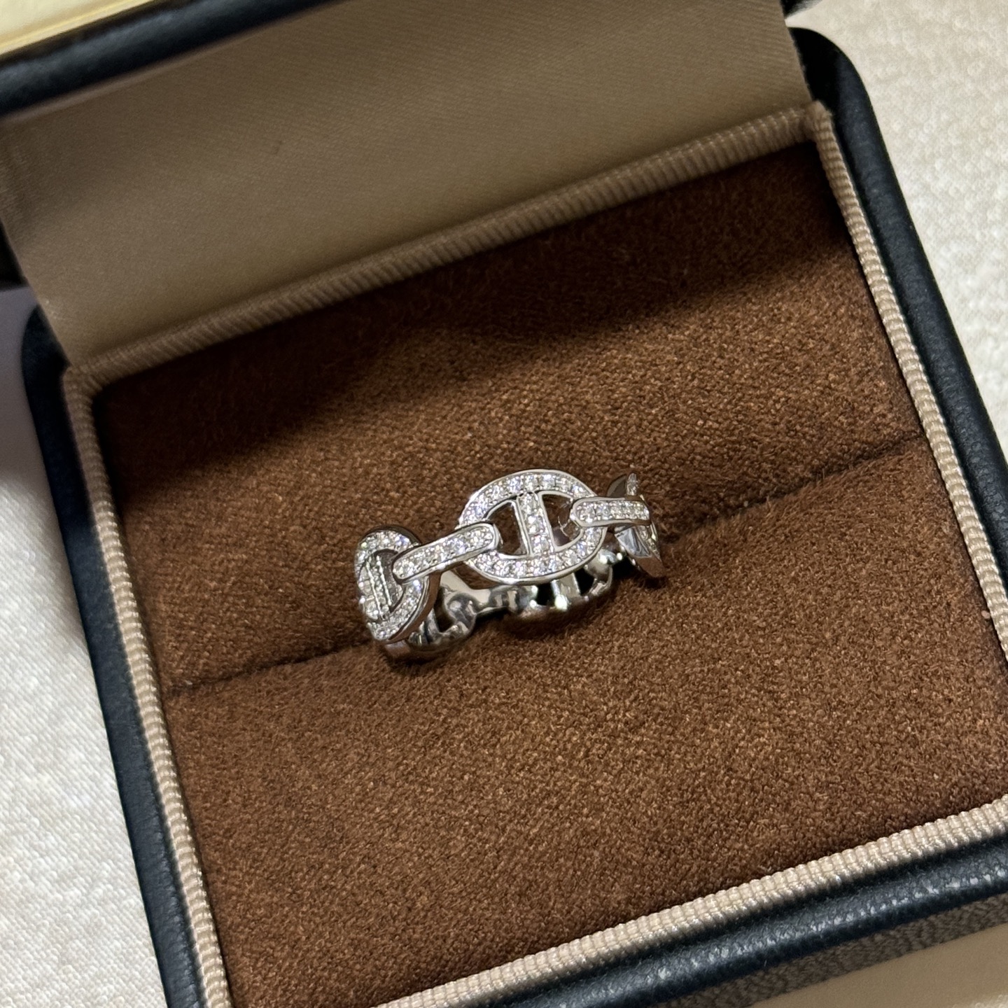 NO:555609,The classic pig nose full diamond ring is a very eye-catching ring. The diamond-encrusted version that is loved by young people is more refined, with a full circle of diamonds, and a comprehensive beauty. It has a sense of weight, fashionable style, easy to match, and easy to maintain. The cute pig nose shape is unique and novel, can be used casually or luxuriously, and is versatile in all seasons. Paired with shirts, sweaters, suits, and coats in winter, it will definitely be the finishing touch of your entire look!  678 complete range of rings, jewelry, hoodie, sweatshirts, shirts, business suit, ring19860909经典 猪鼻子 满钻戒指,非常耐看的一款戒指,文青挚爱款镶钻版本多一份精致,整圈钻,面面俱到的美感.很有分量感,时尚洋气,很好搭配,也很好保养 可可爱爱的猪鼻子造型,上手别致新颖,既可以休闲,又可以贵气,四季百搭.冬天搭配衬衫,卫衣,西装,大衣,绝对是你整套look的点睛之笔！ 678码数齐全 戒指,饰品精品,hoodie,sweatshirts,shirts,business suit,ring,Jewelry