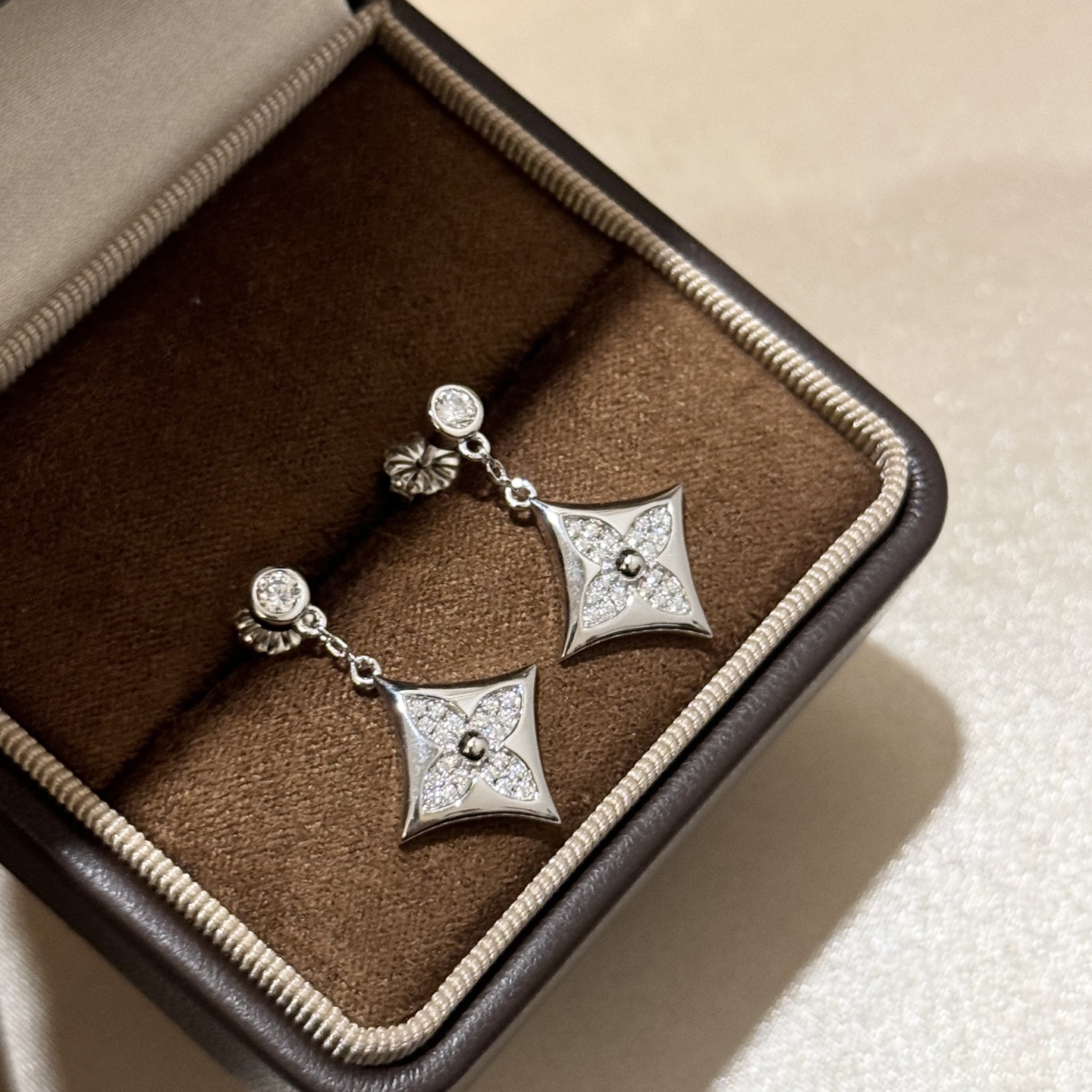 NO:664221,Donkey's grand debut. Meridian points. Flowers. Full of diamonds. Earrings. Made of materials imported from Germany. Thick gold plating with imported high-carbon diamonds. Classic works. Never out of date. Platinum gold. Thick gold plating. Earrings + flying saucers 15. Boutique jewelry. louis vuitton. louis vuitton19860909驴家 隆重登场 经点 花卉 满钻 耳钉 采用德国进口材质电镀厚金配搭进口高碳钻 经典著作 永远不过时 铂金色 电镀厚金 耳钉+飞碟15,饰品精品,louis vuitton,louis vuitton,Jewelry