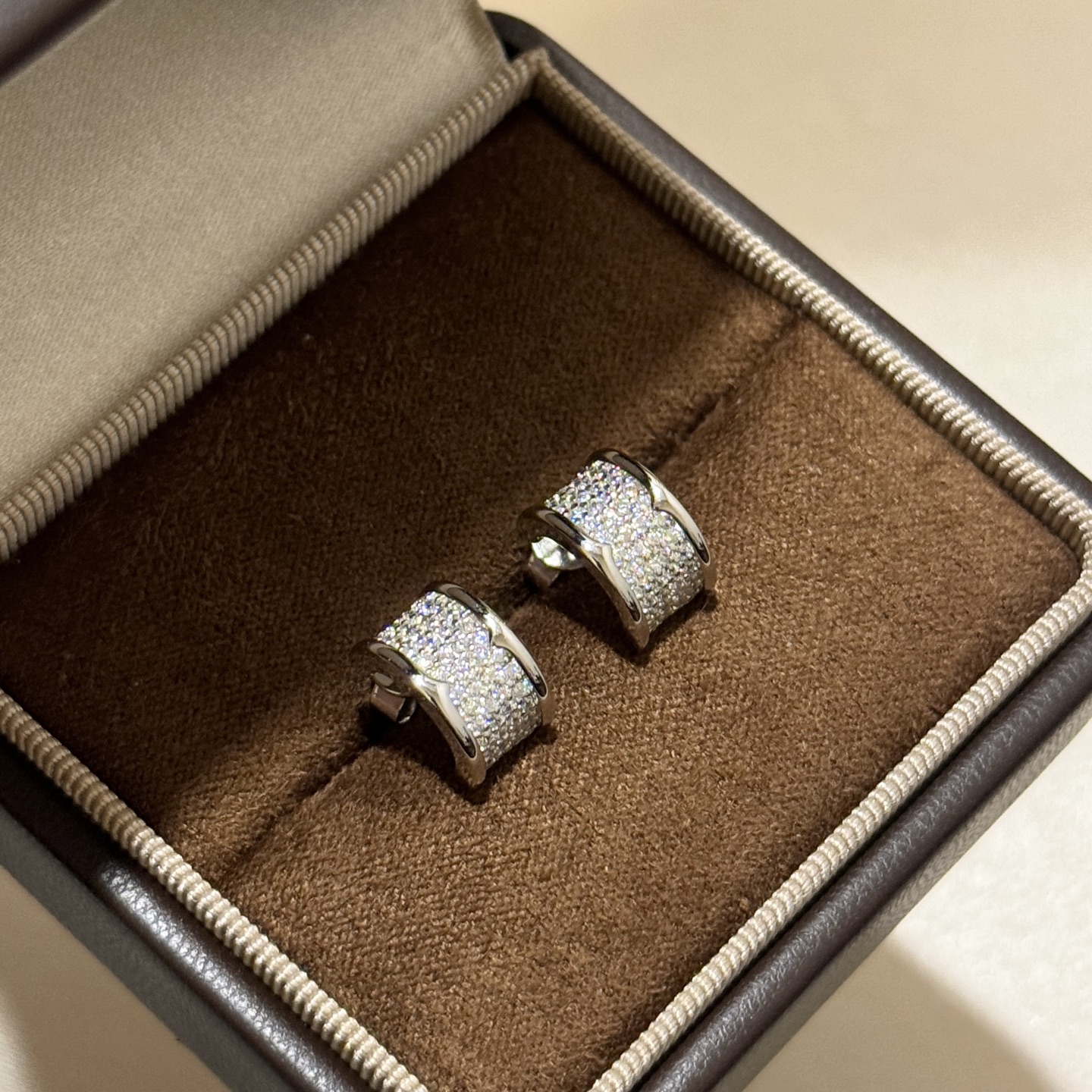 NO:555613,B.ZERO1 series, small waist, full of diamonds, ear studs, classic best-selling style, very versatile, thick gold plating imported from Germany, fine workmanship, versatile daily essentials, platinum ear studs, fine jewelry19860909B.ZERO1系列 小蛮腰 满钻 耳钉 经典热销款 非常百搭 德国进口电镀厚金 精工细作 百搭日常必备 铂金 耳钉,饰品精品,Jewelry