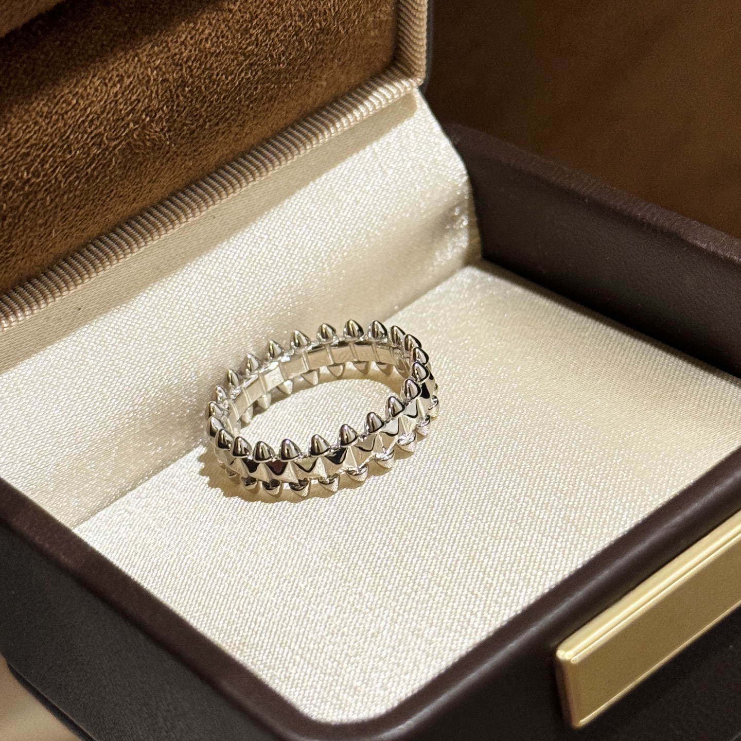 NO:687973,The new version of the rivet glossy ring is the most popular one. A very personal one. Timeless classic. Very popular in recent years. Same craftsmanship. Different prices. Real gold texture. Thick gold plating. Platinum gold. 678 yards. Rings, fine jewelry, rings.19860909新版 柳钉 光面 戒指 最受欢迎的一 非常个性的一款. 永恒经典 近年来很火 一样的工艺 不一样的价格 真金质感 电镀厚金 铂金色 678码齐 戒指,饰品精品,ring,Jewelry