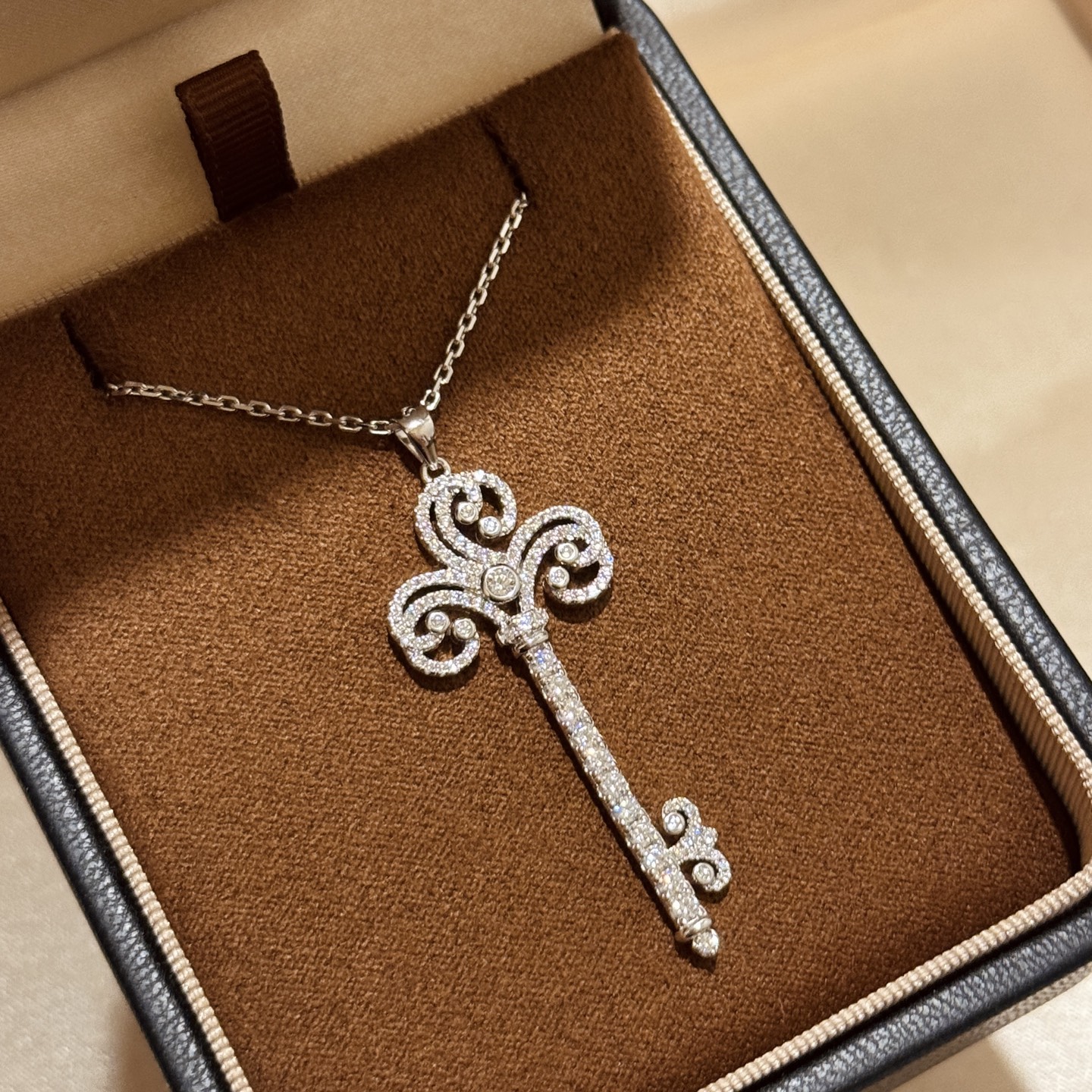 NO:582166,T home large heart-shaped crown key necklace high-end micro-paved sterling silver material. Silver is highly recommended for summer and looks good on the upper body. It is ok with various styles in summer. Platinum gold, electroplated thick gold, necklaces, jewelry boutiques, necklace, pure silver19860909T家 大号 心形 皇冠 钥匙项链 高端微镶纯银材质 银色夏天很推荐入手上身效果不错 夏季搭配各种风格都ok铂金色 电镀厚金 项链,饰品精品,necklace,pure silver,Jewelry