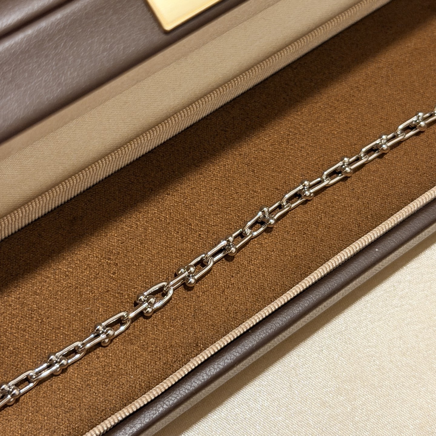Hermès 各大 博主追捧的 T家 HardWear系列 U型 关节 锁头 手链 看似简易
