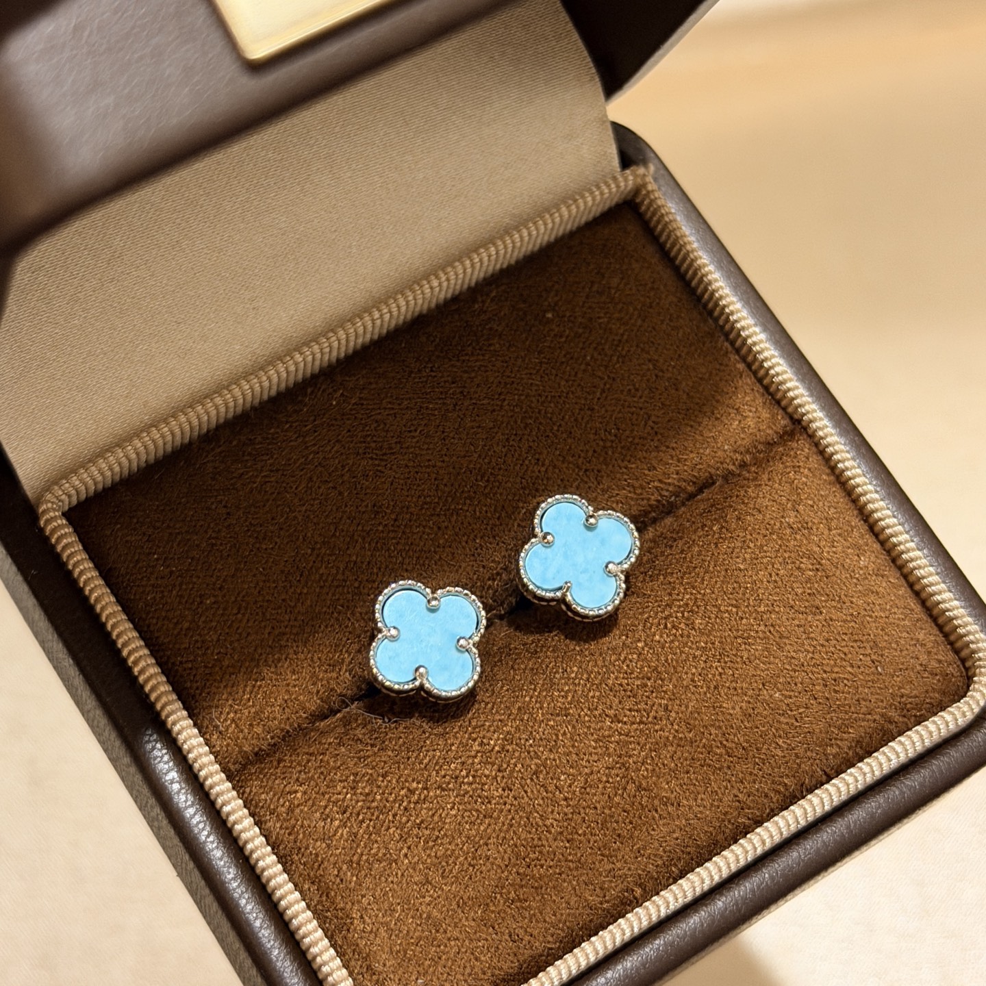 NO:583372,Vanjia small blue turquoise four-leaf clover earrings latest color high-end selected pure natural blue turquoise each one carefully selected very classic and versatile style never goes out of style thick gold plating white gold earrings, fine jewelry19860909梵家 小号 蓝松石 四叶草 耳钉 最新色 高端 精选纯天然蓝松石 每一颗都精挑细选 非常经典百搭款 永不过时 电镀厚金 白金色耳钉,饰品精品,Jewelry