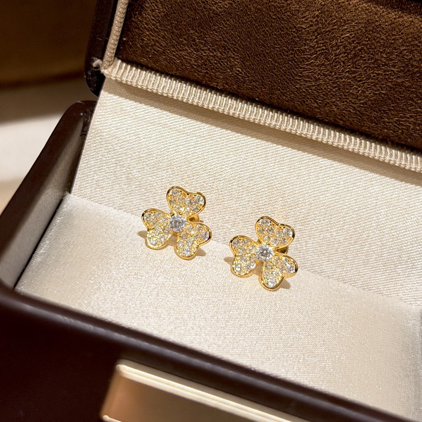 NO:588773,Vca Frivole Series Small Clover Full Diamond Earrings The work is decorated with mirror-polished pavé diamonds and dexterous flowers, blooming harmoniously and brightly, making every precious moment shine. Selected materials imported from Germany are electroplated with thick gold, super beautiful, platinum gold, rose gold two-tone, electroplated thick gold earrings, exquisite jewelry19860909Vca Frivole系列 小号 三叶草 满钻 耳钉 作品以镜面抛光密镶钻石点缀灵巧的花朵,绽放和谐璀璨的光芒,让每个珍贵时刻都闪耀夺目.精选德国进口材质电镀厚金 超美腻 铂金色 玫瑰金两色 电镀厚金 耳钉,饰品精品,Jewelry