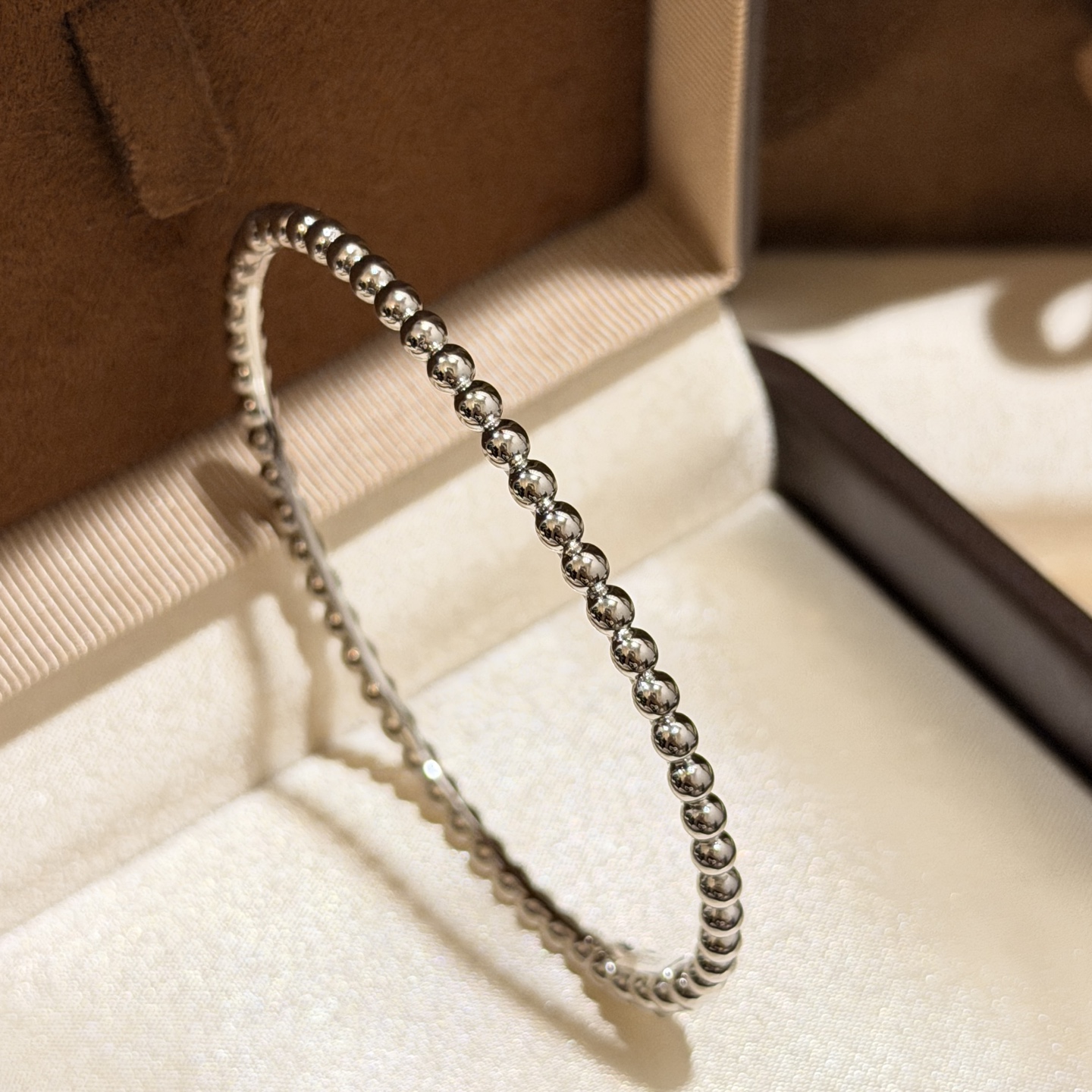 NO:588731,Modified beads from Fanjia, classic and versatile style, bead edge, glossy surface, narrow version bracelet. They finally released a narrow version bracelet. A super surprising one. So beautiful that it is breathtaking. Selected materials imported from Germany are electroplated with thick gold. A must-have item for everyone. Platinum gold, electroplated with thick gold, bracelets, fine jewelry, bracelets.19860909改版珠子 梵家 经典百搭款 珠边 光面 窄版手镯 他家终于出窄版手镯了 超惊喜的一款 美到窒息简直 精选德国进口材质电镀厚金 人手必备单品 铂金色 电镀厚金 手镯,饰品精品,bracelet,Jewelry