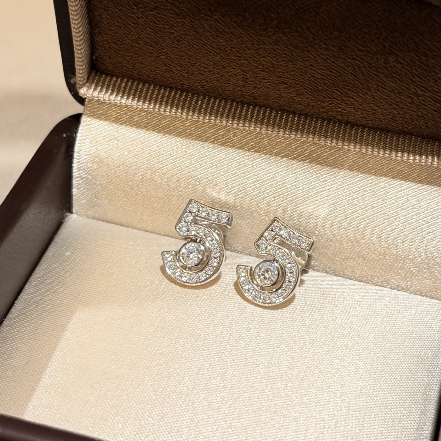 Chanel A4791 小香风 5字 耳钉 S925纯银材质 优雅大方精工设计 雕刻 非常修饰脸型 青春活力 一眼就被这款吸引了 非常漂亮的颜色搭配 又俏皮 纯银耳钉
