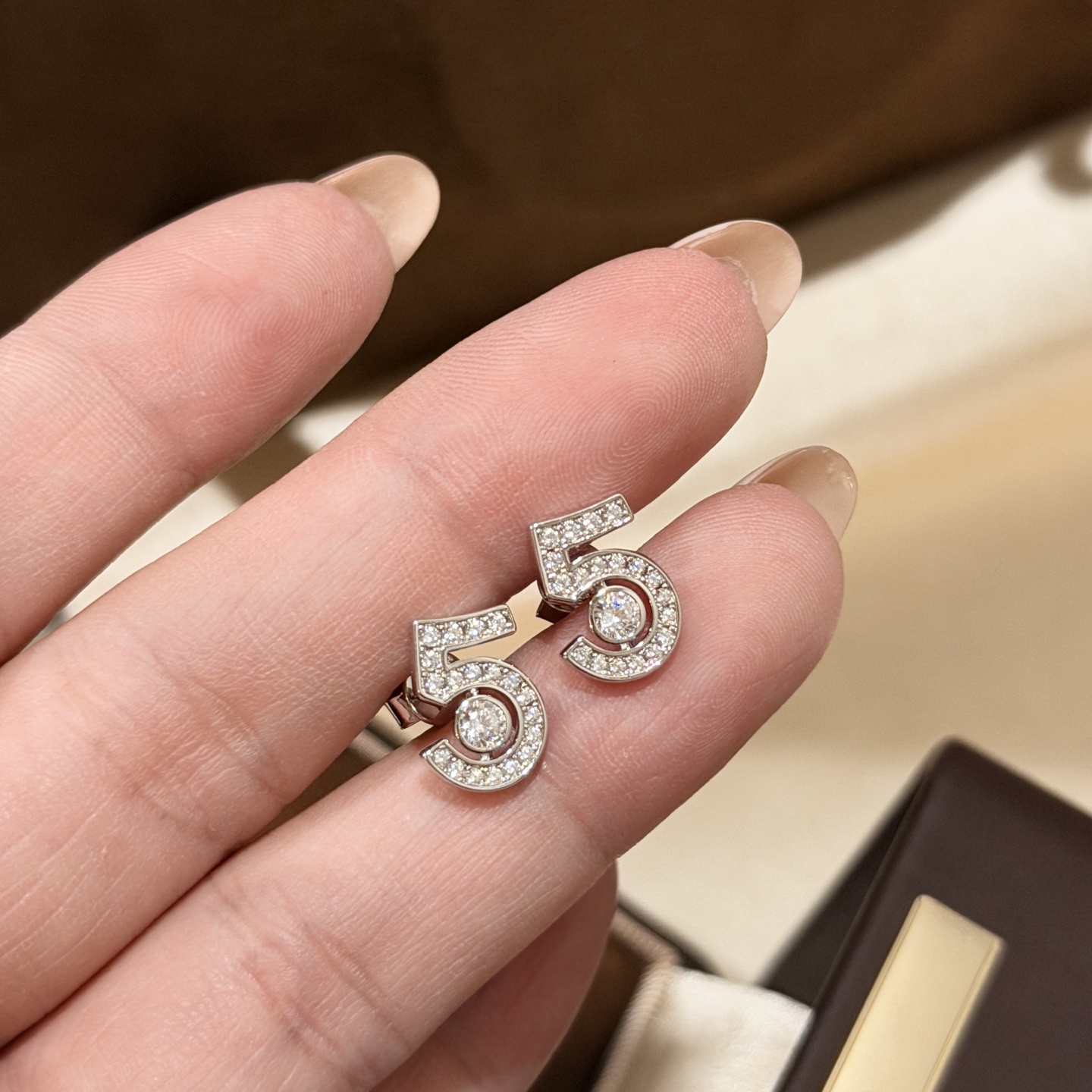Chanel A4791 小香风 5字 耳钉 S925纯银材质 优雅大方精工设计 雕刻 非常修饰脸型 青春活力 一眼就被这款吸引了 非常漂亮的颜色搭配 又俏皮 纯银耳钉
