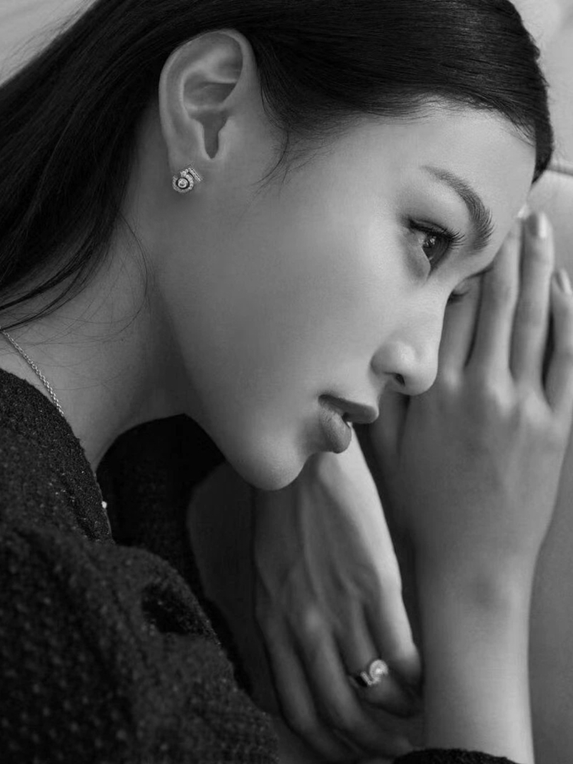 Chanel A4791 小香风 5字 耳钉 S925纯银材质 优雅大方精工设计 雕刻 非常修饰脸型 青春活力 一眼就被这款吸引了 非常漂亮的颜色搭配 又俏皮 纯银耳钉