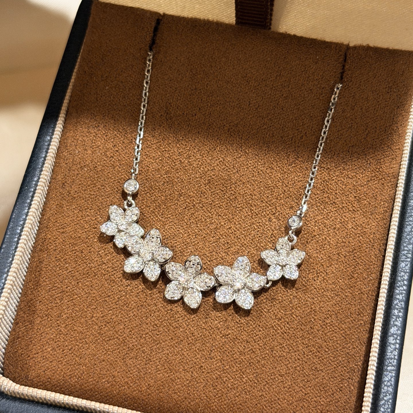 NO:768423,Graff's new flower five-flower necklace has just the right proportion of flowers. It seems simple but is very sophisticated in its craftsmanship. Not to mention the custom-made high-carbon diamonds. It has an impeccable shape and looks very smart. It is a simple, classic and elegant platinum gold necklace, fine jewelry, graff, necklace.19860909格拉夫 新款 花朵 五花 项链 花朵比例恰到好处.看似简单却很考究版型工艺的一款,先不说定制的高碳钻,版型周正,拥有无可挑剔的美感,显得非常灵动 简单款经典大方 铂金色 项链,饰品精品,graff,necklace,Jewelry