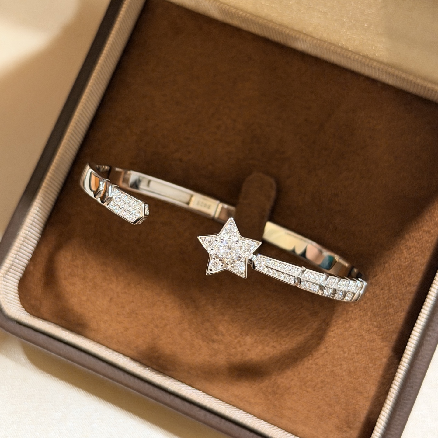 Hermès A1136 COMÈTE 彗星 手镯 钻化为浩瀚星辰和闪烁的星尾 光芒四射 绽放浪漫女性风华