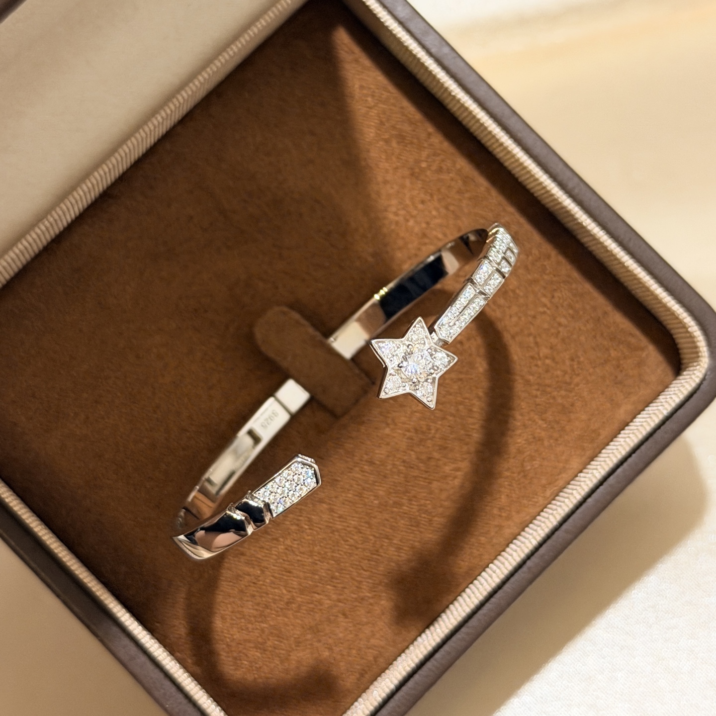 Hermès A1136 COMÈTE 彗星 手镯 钻化为浩瀚星辰和闪烁的星尾 光芒四射 绽放浪漫女性风华