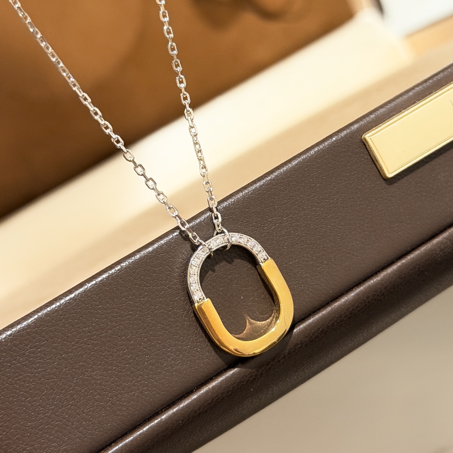 NO:678102,T Home's new hot debut U-shaped lock, half diamond, two-color necklace, full of European and American style, a must-have, super fine workmanship, material electroplated platinum, anti-allergic treatment, color-separated electroplating thick gold, one side is smooth and the other is full of diamonds, can be worn on both sides, necklace, jewelry boutique, necklace19860909T家 新款火爆登场 U型锁 半钻 双色项链 欧美范十足 人手必备 超精工打造 材质电镀铂金 防过敏处理 分色电镀厚金 一面光面一面满钻 可双面佩戴 项链,饰品精品,necklace,Jewelry