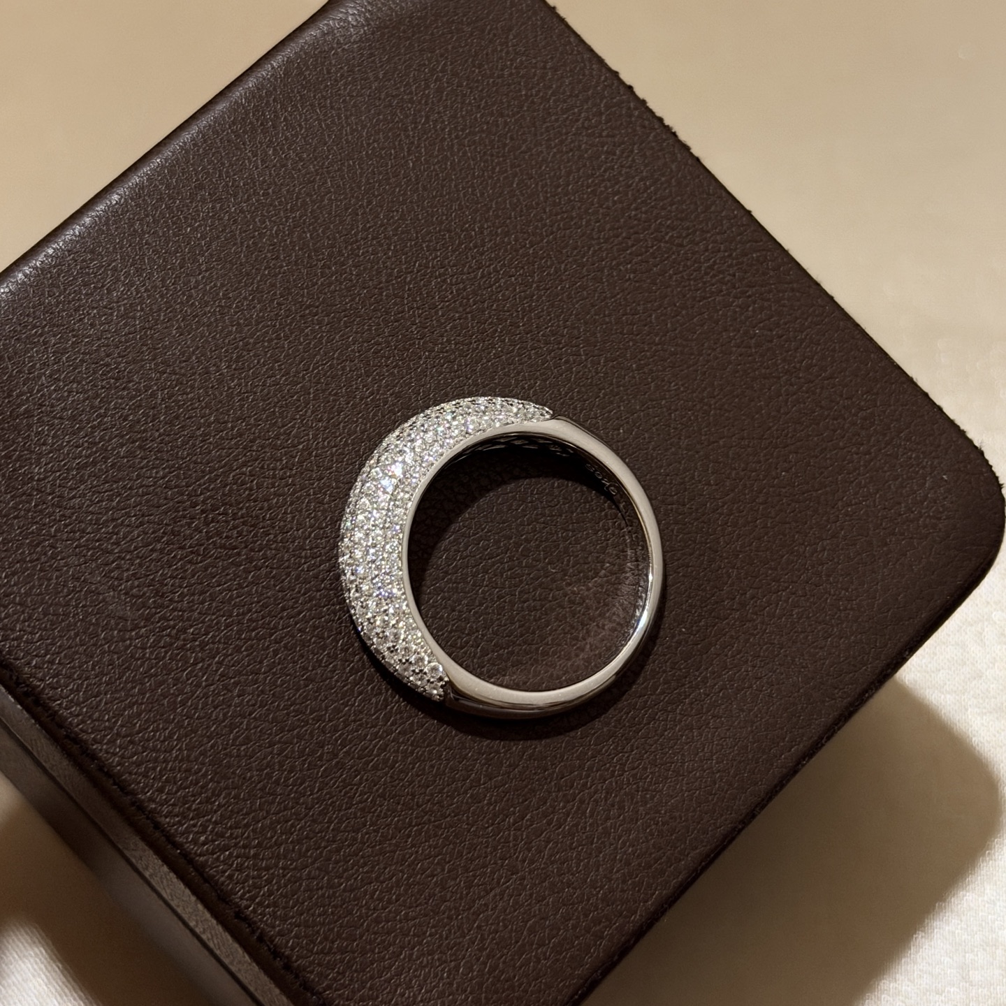 Hermès A7097 高端定制 新款 排钻 满钻 戒指 太闪了吧 设计对工艺要求十分高 通体925纯银镶嵌工艺18k厚金升级高级电镀 溢出独立前卫的专属风格80海 搭配上满钻的钻石 闪耀夺目 每一排钻线条皆平行排列
