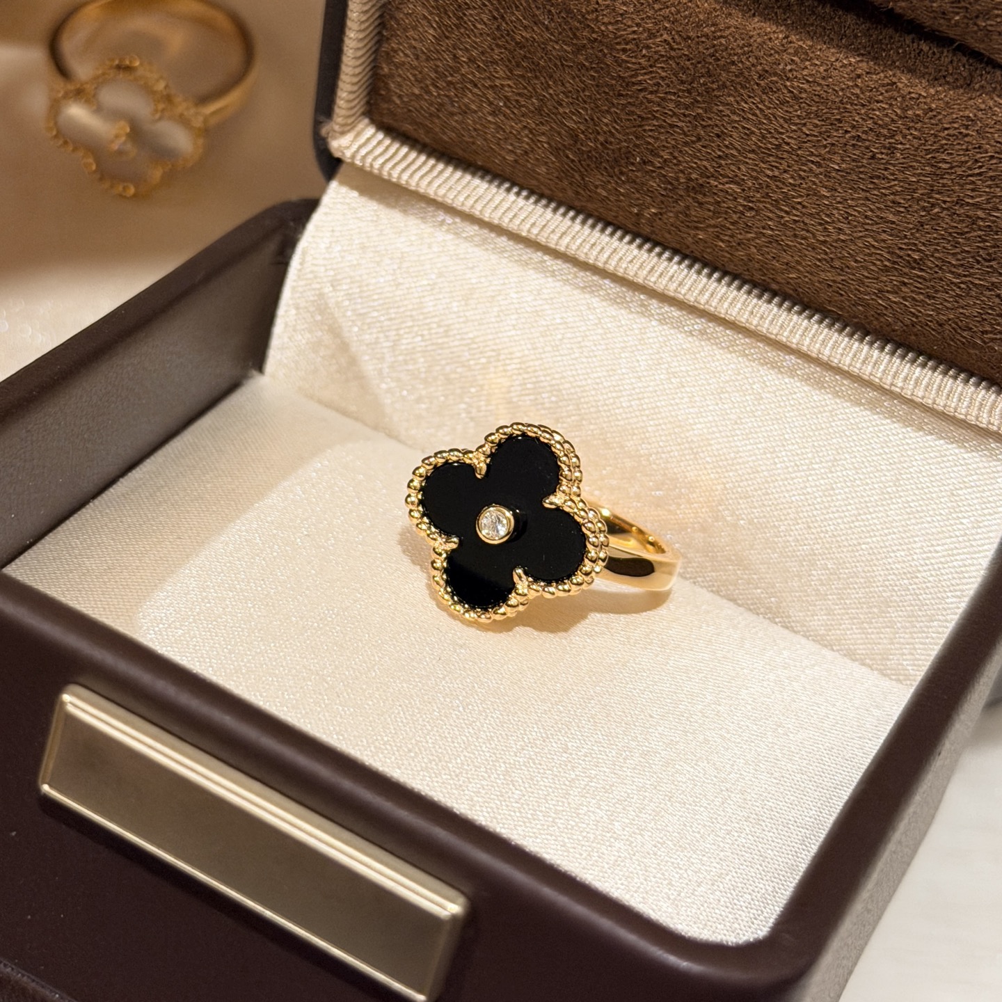 NO:687967,Vanjia's new four-leaf clover with diamonds and black onyx ring. The flower shape is full and round. It is super exquisite. It is made of selected materials imported from Germany and is electroplated with thick gold. Rose gold is electroplated with thick gold. 678 yards in total. Rings, fine jewelry, ring19860909梵家 新款 四叶草 带钻 黑玛瑙 戒指 花型饱满圆润 超精致做精选德国进口材质电镀厚金 玫瑰金电镀厚金 678码齐 戒指,饰品精品,ring,Jewelry
