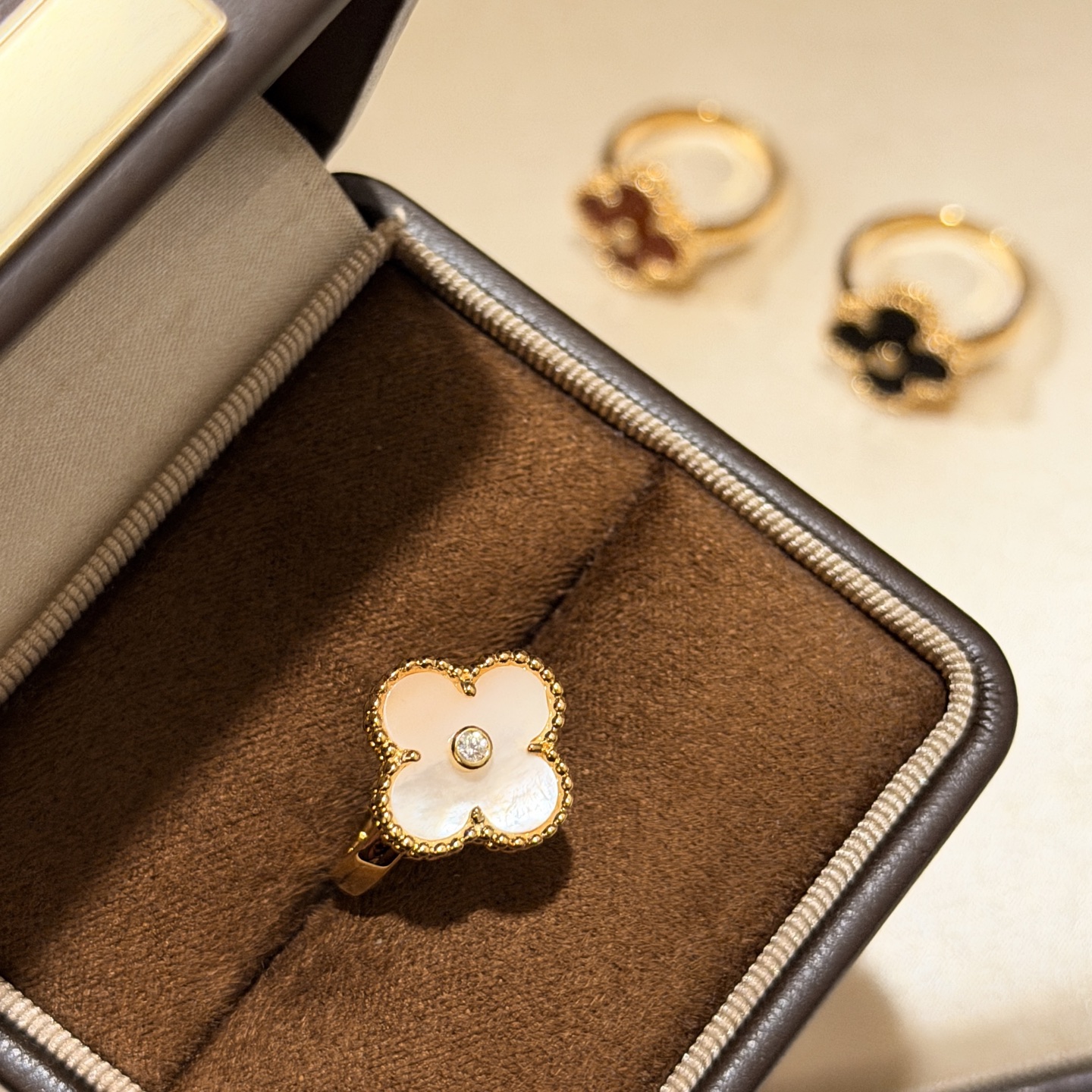 NO:687966,Vanjia's new four-leaf clover with diamonds and white mother-of-pearl ring. Full and round flower shape. Super exquisite. Made of selected materials imported from Germany and electroplated with thick gold. Rose gold with electroplated thick gold. 678 yards. Rings, fine jewelry, ring19860909梵家 新款 四叶草 带钻 白贝母 戒指 花型饱满圆润 超精致做精选德国进口材质电镀厚金 玫瑰金电镀厚金 678码齐 戒指,饰品精品,ring,Jewelry