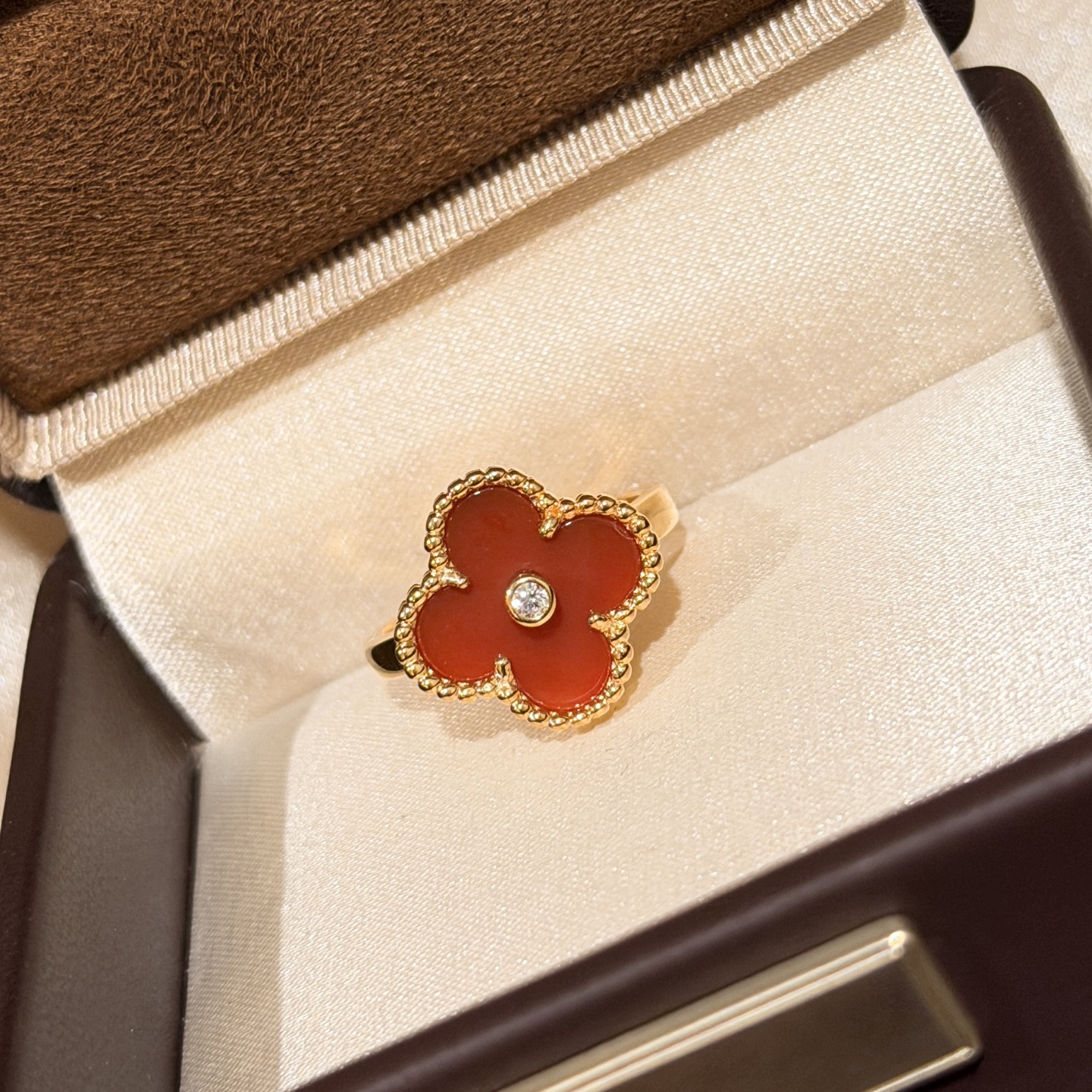 NO:687968,Vanjia's new four-leaf clover with diamonds and red agate ring. The flower shape is full and round. It is super exquisite. It is made of selected materials imported from Germany and is electroplated with thick gold. Rose gold is electroplated with thick gold. 678 yards in total. Rings, fine jewelry, ring19860909梵家 新款 四叶草 带钻 红玛瑙 戒指 花型饱满圆润 超精致做精选德国进口材质电镀厚金 玫瑰金电镀厚金 678码齐 戒指,饰品精品,ring,Jewelry