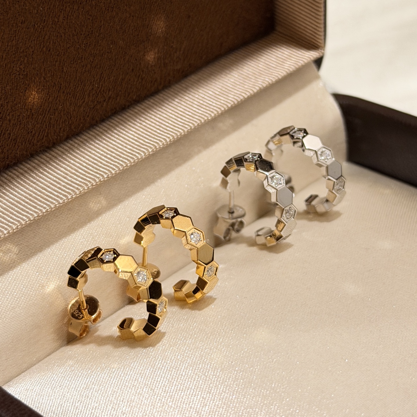 NO:687986,Paris honeycomb series, spaced diamonds, wavy earrings, everyday earrings, super versatile, same style for men and women, can be used as couple earrings, made of materials imported from Germany, electroplated with thick gold, platinum gold, rose gold, gold electroplated with thick gold, with flying saucer, earrings, fine jewelry, gold19860909巴黎 蜂巢系列 间隔钻 波浪形耳钉 日常耳钉 超百搭 男女同款 可做情侣耳钉 采用德国进口材质电镀厚金 铂金色 玫瑰金 黄金电镀厚金 配飞碟 耳钉,饰品精品,gold,Jewelry