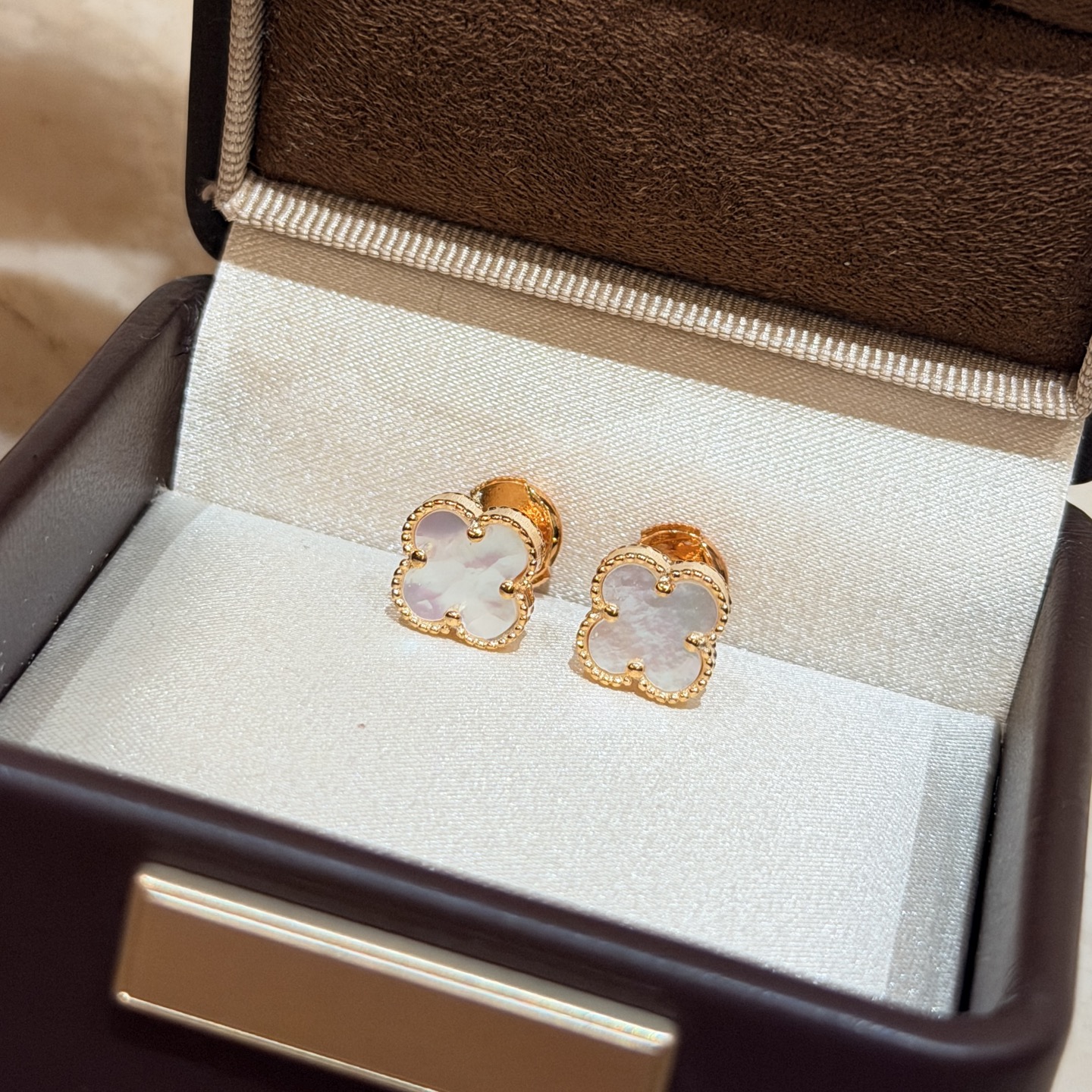 NO:768488,Fanjia mini trumpet white mother-of-pearl four-leaf clover earrings are made of selected materials imported from Germany and electroplated with thick gold. The most versatile earrings are the best!  !  Daily small earrings gold color earrings + 15 flying saucers, fine jewelry, gold19860909梵家 迷你mini 小号 白贝母 四叶草 耳钉 精选德国进口材质电镀厚金 最最最最百搭的一款耳钉 没有之一！！日常小耳钉 黄金色 耳钉+15飞碟,饰品精品,gold,Jewelry