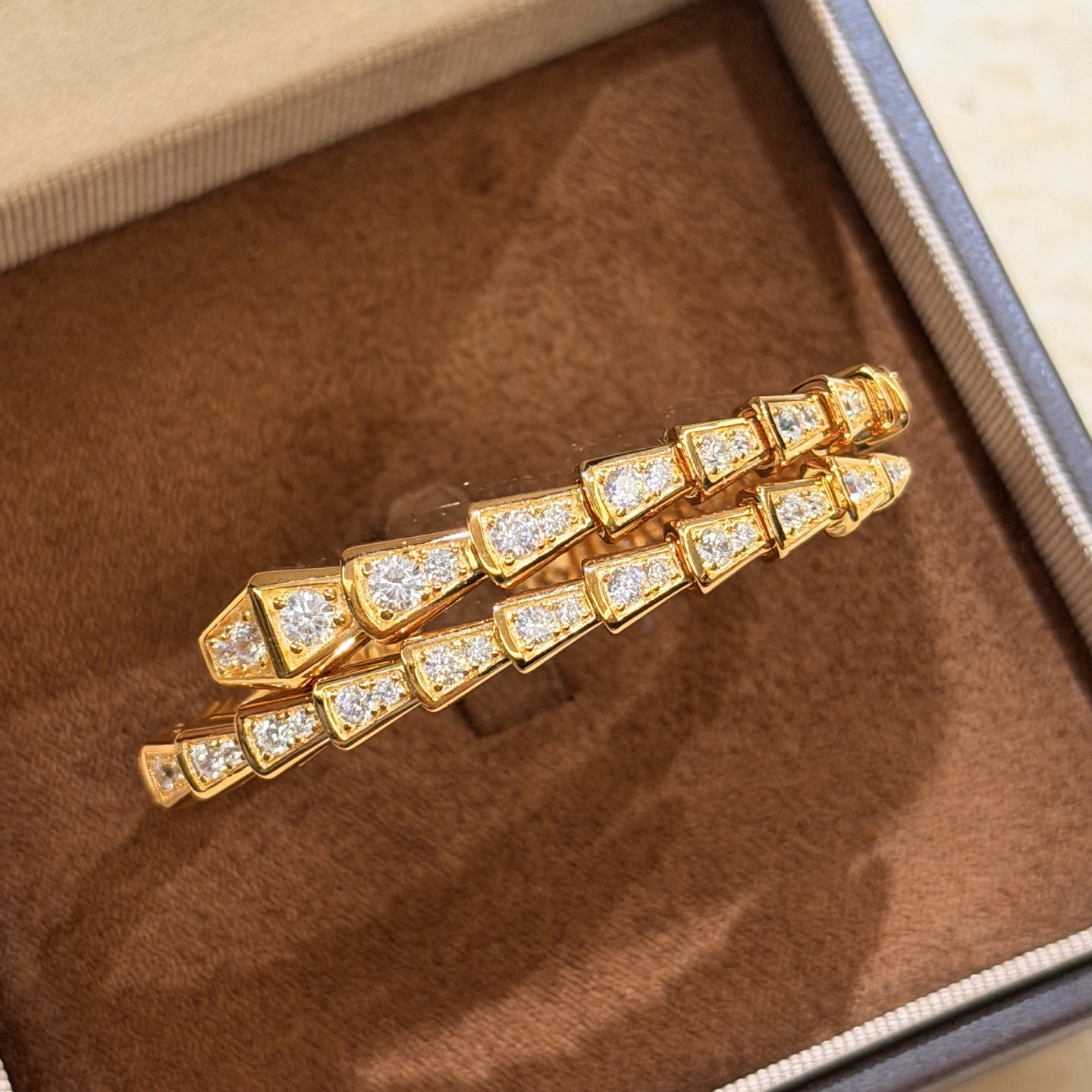 NO:768366,Brand new version, new product, loved by all stars, full diamond snake bracelet, luxury snake upgraded version, new hot new imported craft, full high carbon diamond, perfect hollow inner ring, imported material, real gold electroplating, lifelike shape, thick gold electroplating, rose gold bracelet, exquisite jewelry, bracelet19860909全新版本 新品众明星爱戴 满钻 蛇手镯 奢侈品蛇升级版新款火爆上新进口工艺满身高碳钻,内圈完美镂空、进口材质真金电镀、形态栩栩如生 电镀厚金 玫瑰金手镯,饰品精品,bracelet,Jewelry